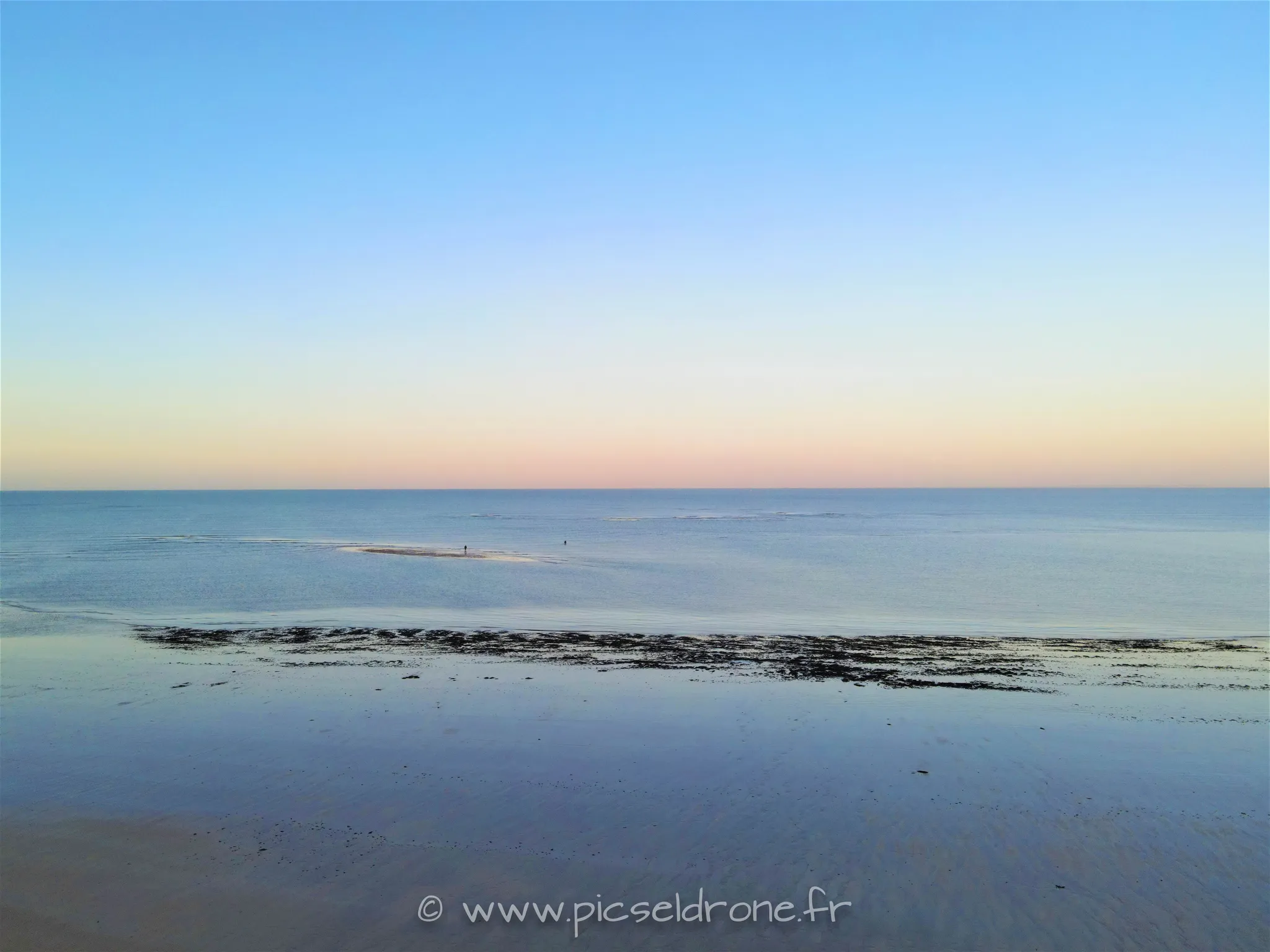 Prise de vue aérienne, photo aérienne d'un coucher de soleil, plage, télépilote drone, pilote drone, PICSEL DRONE, CAEN