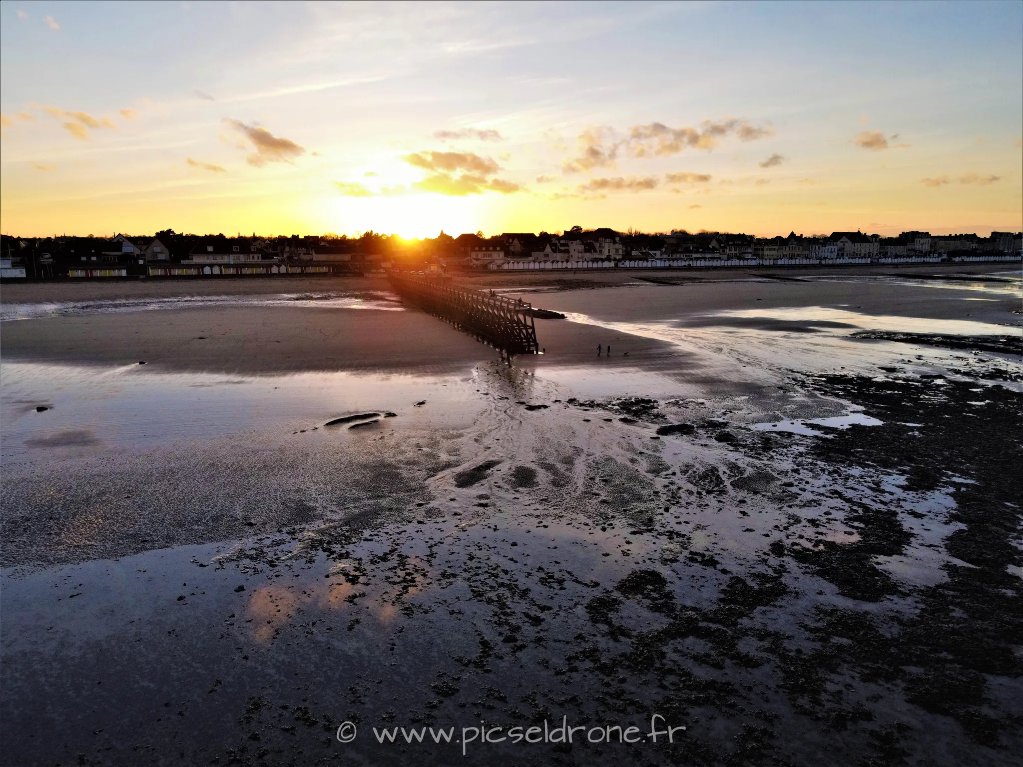 Prise de vue aérienne, photo aérienne d'un coucher de soleil, plage, télépilote drone, pilote drone, PICSEL DRONE, CAEN