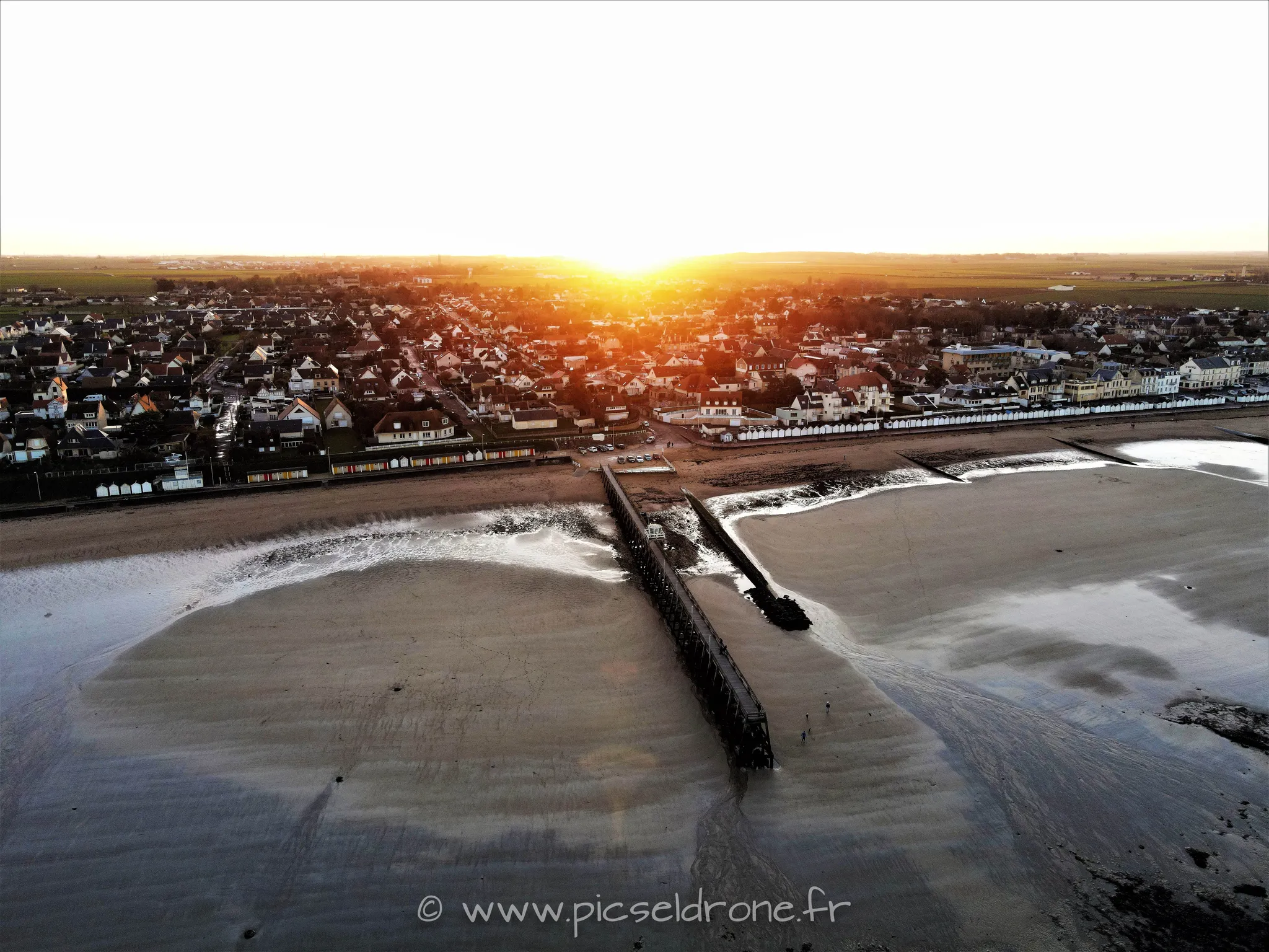 Prise de vue aérienne, photo aérienne d'un coucher de soleil, plage, télépilote drone, pilote drone, PICSEL DRONE, CAEN