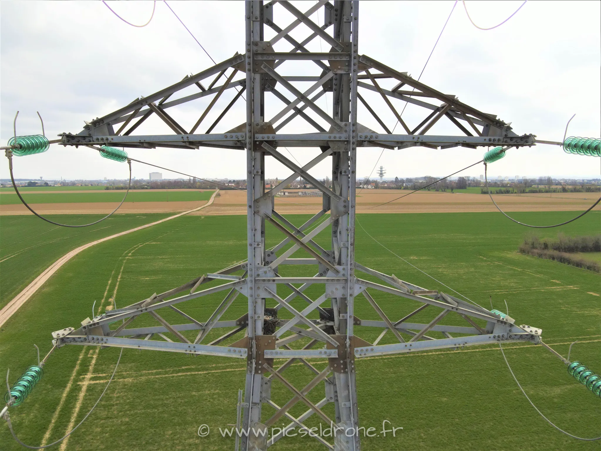 Inspection technique sur un pylône électrique de ligne haute-tension, télépilote drone, pilote drone, PICSEL DRONE, CAEN