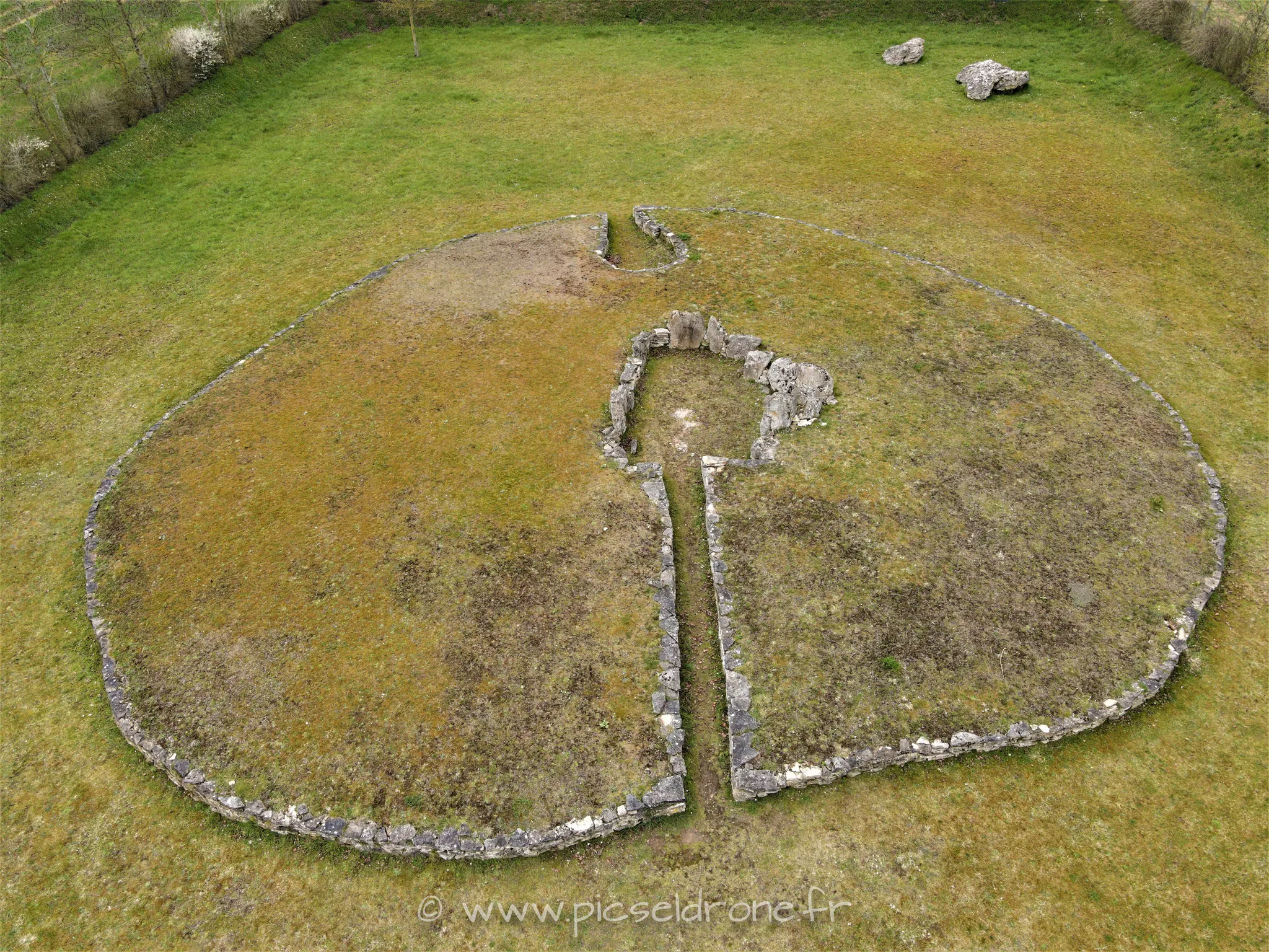 Prise de vue aérienne, photo aérienne du dolmen "La Pierre Tourneresse", télépilote drone, pilote drone, PICSEL DRONE, CAEN