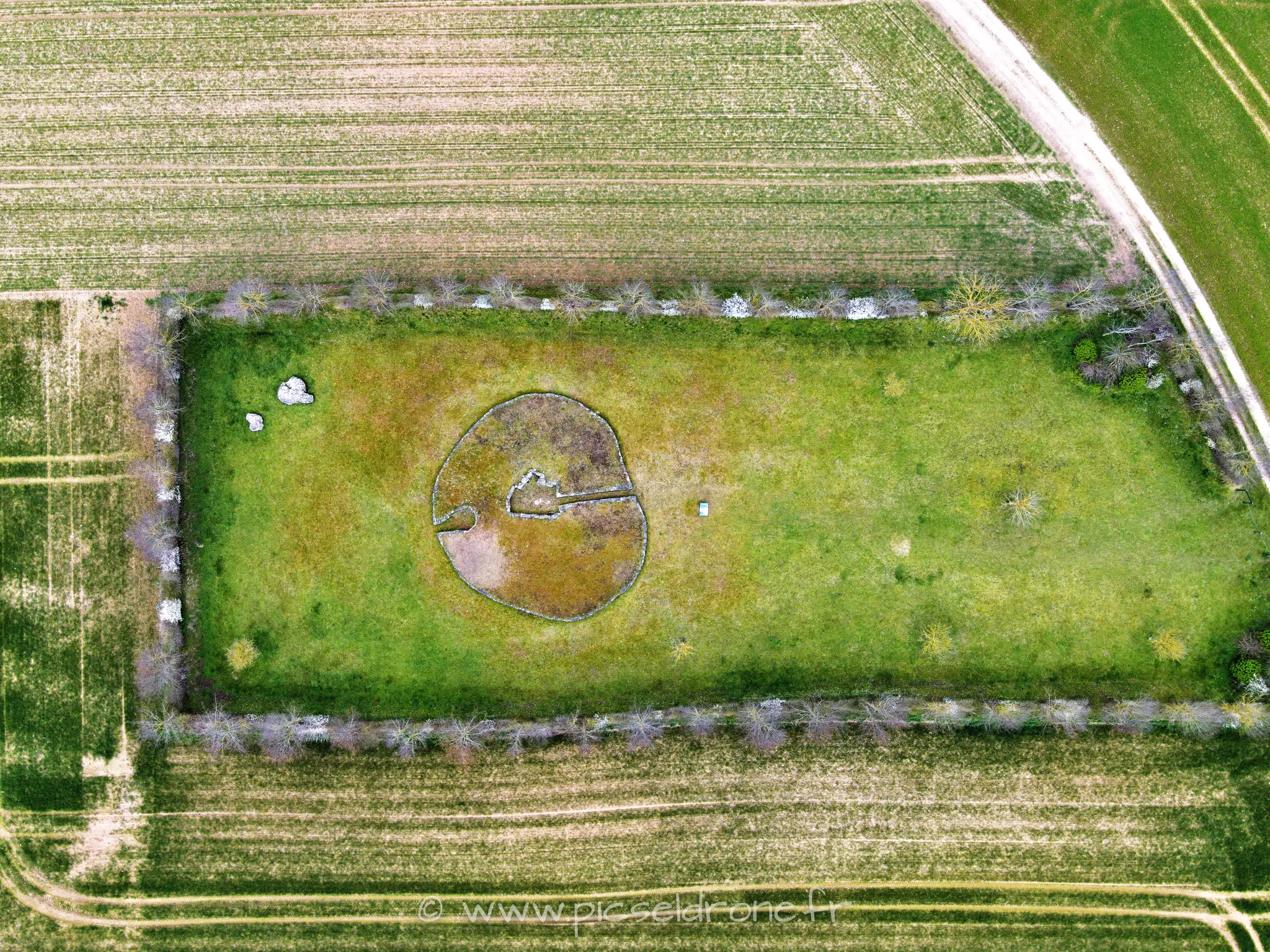 Orthophotographie, photo aérienne du dolmen "La Pierre Tourneresse", télépilote drone, pilote drone, PICSEL DRONE, CAEN