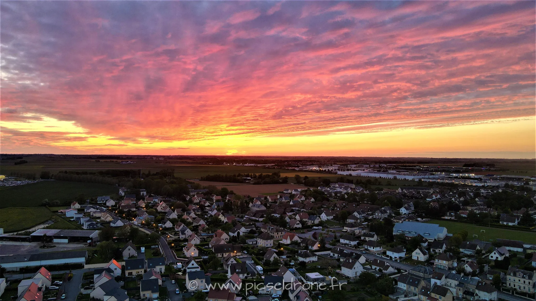 Prise de vue aérienne, photo aérienne d'un coucher de soleil, Carpiquet, télépilote drone, pilote drone, PICSEL DRONE, CAEN