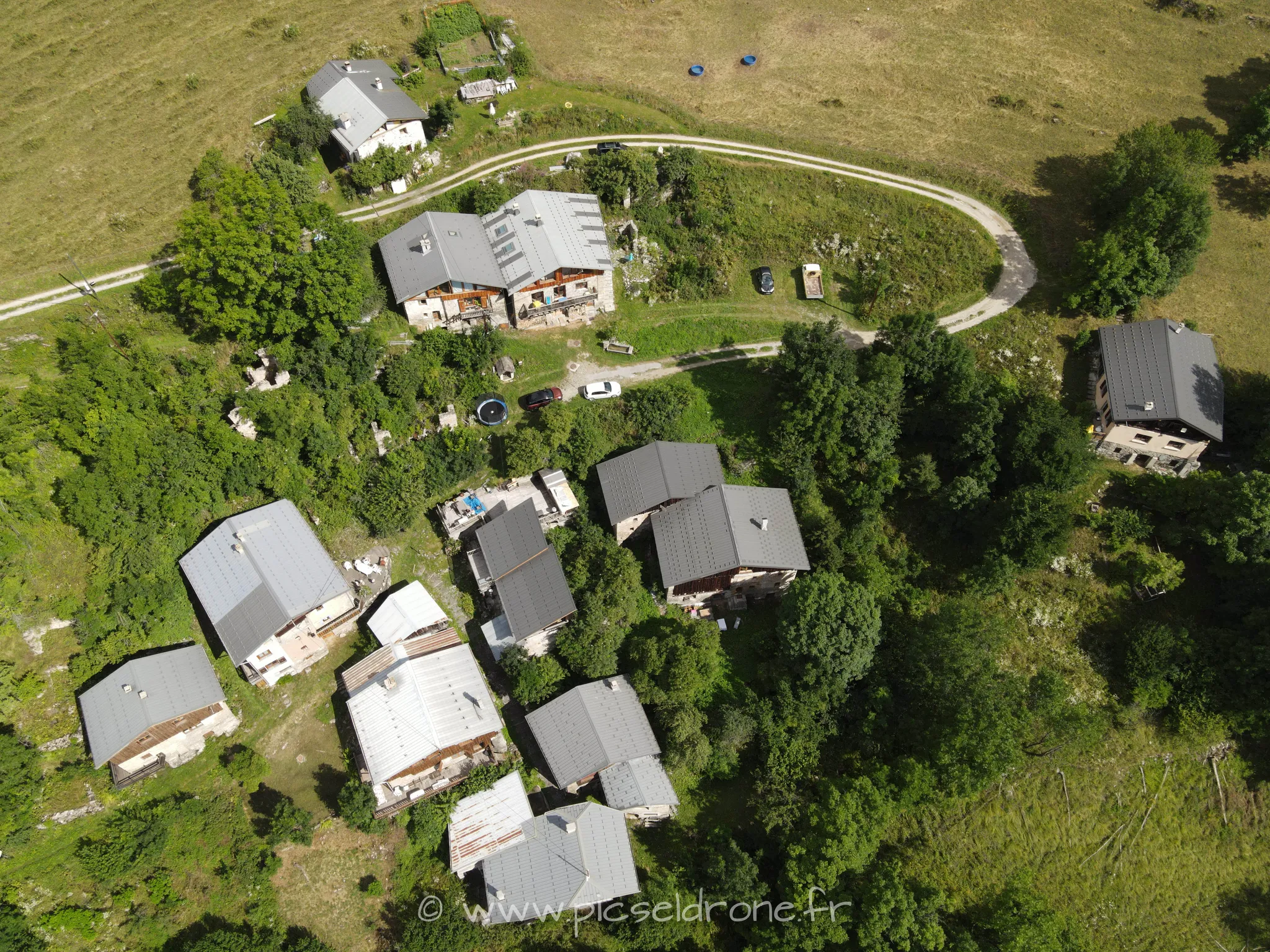 Prises de vue aérienne, photo aérienne de hameaux dans les Alpes, télépilote drone, pilote drone, PICSEL DRONE, CAEN