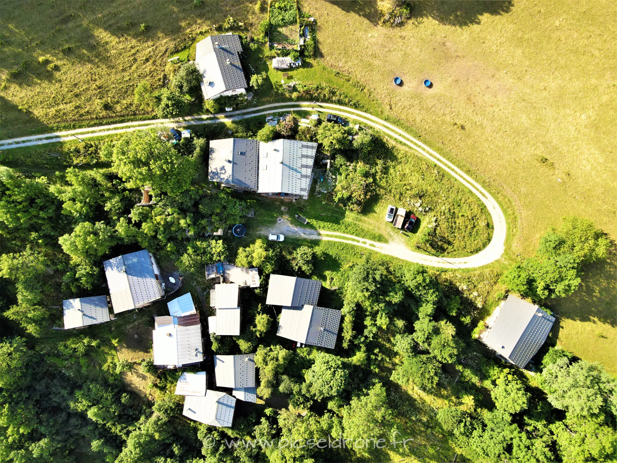 Prises de vue aérienne, photo aérienne de hameaux dans les Alpes, télépilote drone, pilote drone, PICSEL DRONE, CAEN
