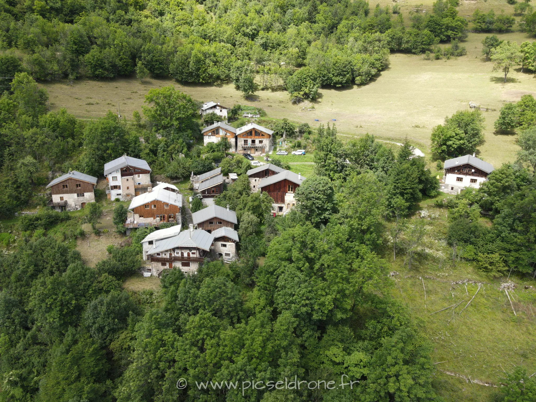 Prises de vue aérienne, photo aérienne de hameaux dans les Alpes, télépilote drone, pilote drone, PICSEL DRONE, CAEN