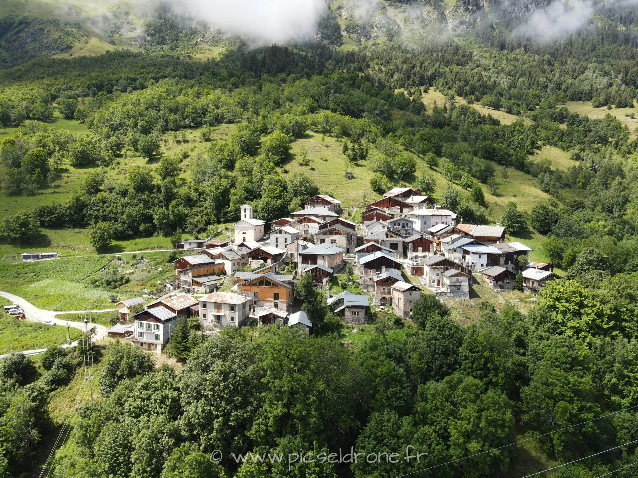 Prises de vue aérienne, photo aérienne de hameaux dans les Alpes, télépilote drone, pilote drone, PICSEL DRONE, CAEN