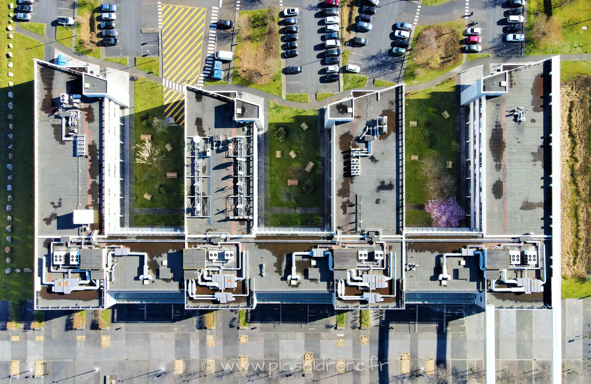 Prise de vue aérienne, photo aérienne d'un immeuble de bureaux, télépilote drone, pilote drone, PICSEL DRONE, CAEN