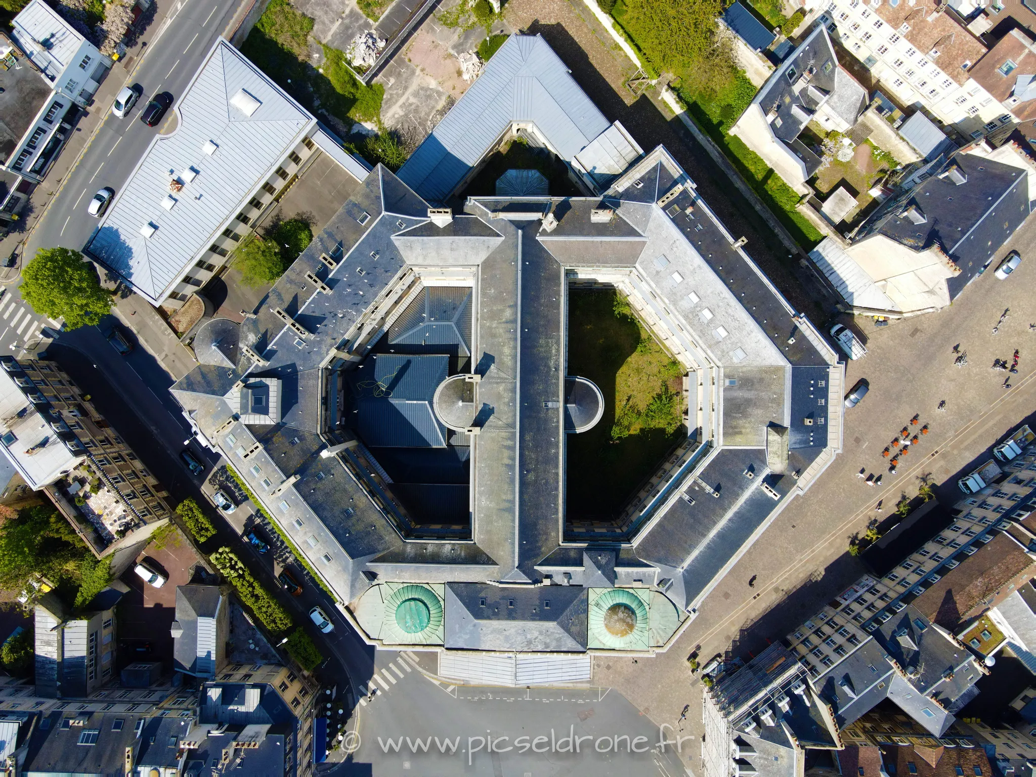 Prise de vue aérienne, photo aérienne de l'anciene tribunal de Caen, télépilote drone, pilote drone, PICSEL DRONE, CAEN