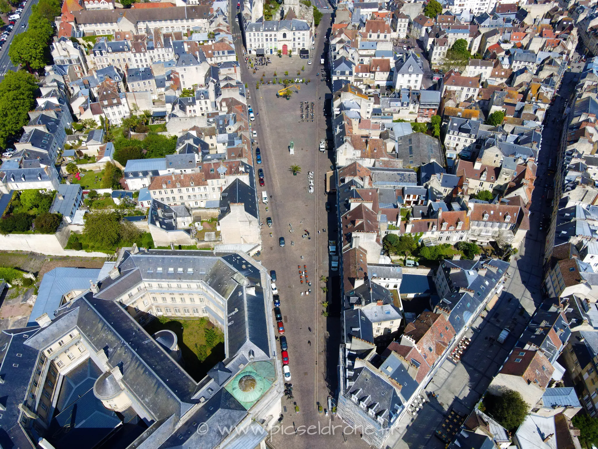 Prise de vue aérienne, photo aérienne de la Place Saint Sauveur de Caen, télépilote drone, pilote drone, PICSEL DRONE, CAEN