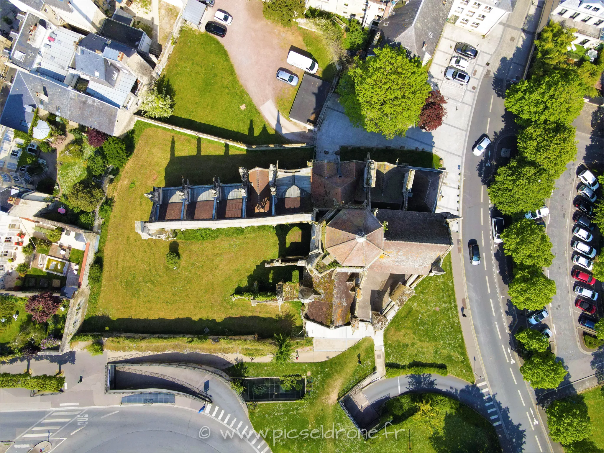 Prise de vue aérienne, photo aérienne de l'Église Saint-Étienne-le-Vieux, télépilote drone, pilote drone, PICSEL DRONE, CAEN