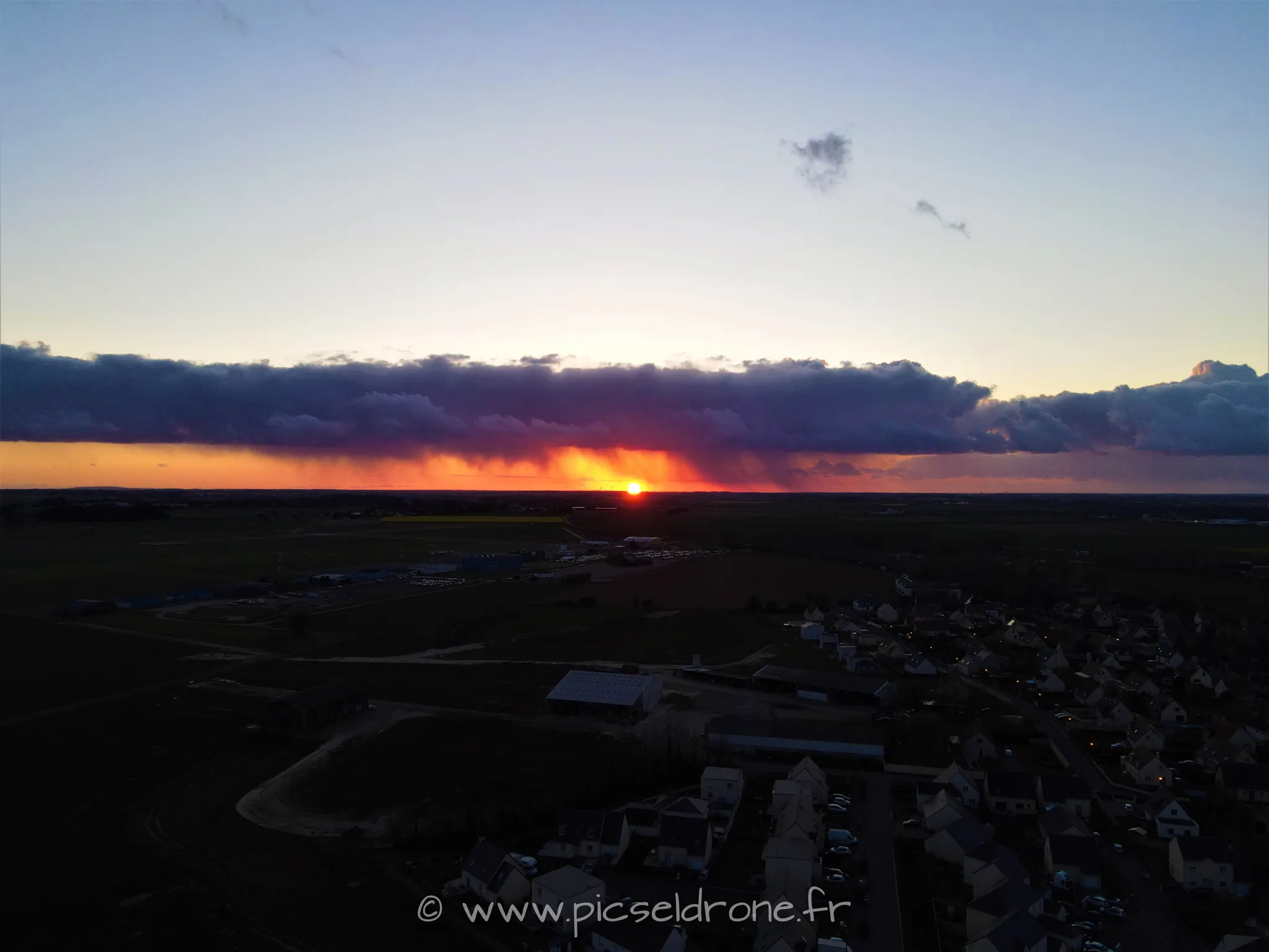 Prise de vue aérienne, photo aérienne, coucher de soleil, Carpiquet, télépilote drone, pilote drone, PICSEL DRONE, CAEN