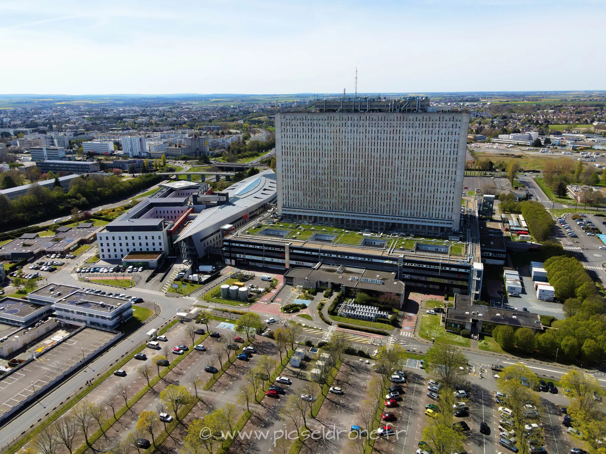 Prise de vue aérienne, photo aérienne du CHU de CAEN, PFEH, télépilote drone, pilote drone, PICSEL DRONE, CAEN LA MER