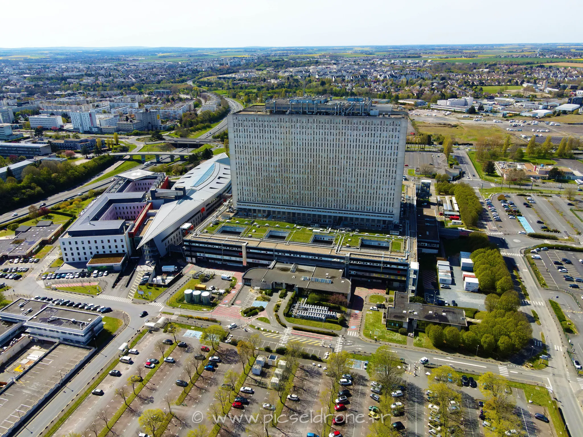 Prise de vue aérienne, photo aérienne du CHU de CAEN, PFEH, télépilote drone, pilote drone, PICSEL DRONE, CAEN LA MER