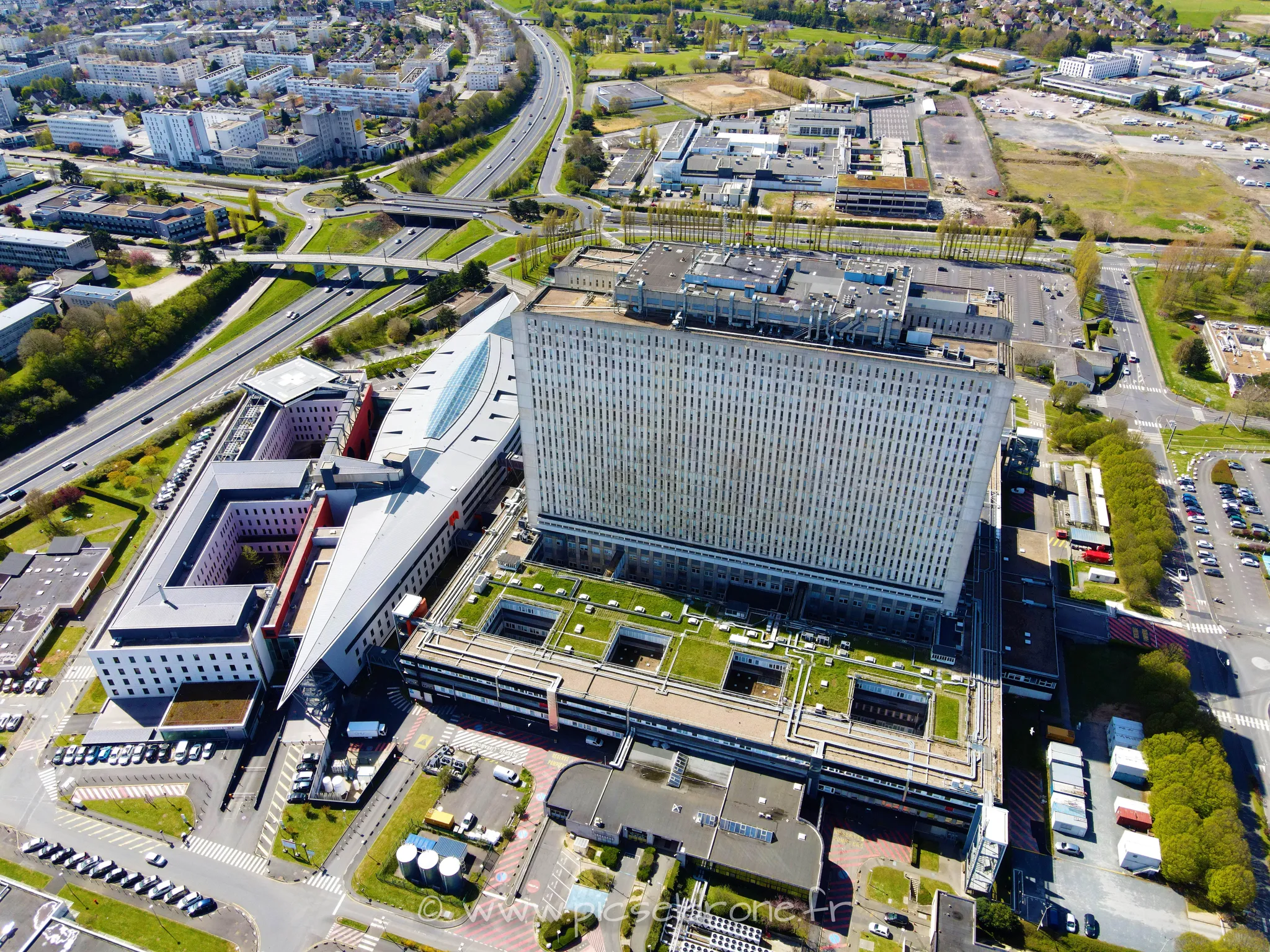 Prise de vue aérienne, photo aérienne du CHU de CAEN, PFEH, télépilote drone, pilote drone, PICSEL DRONE, CAEN LA MER