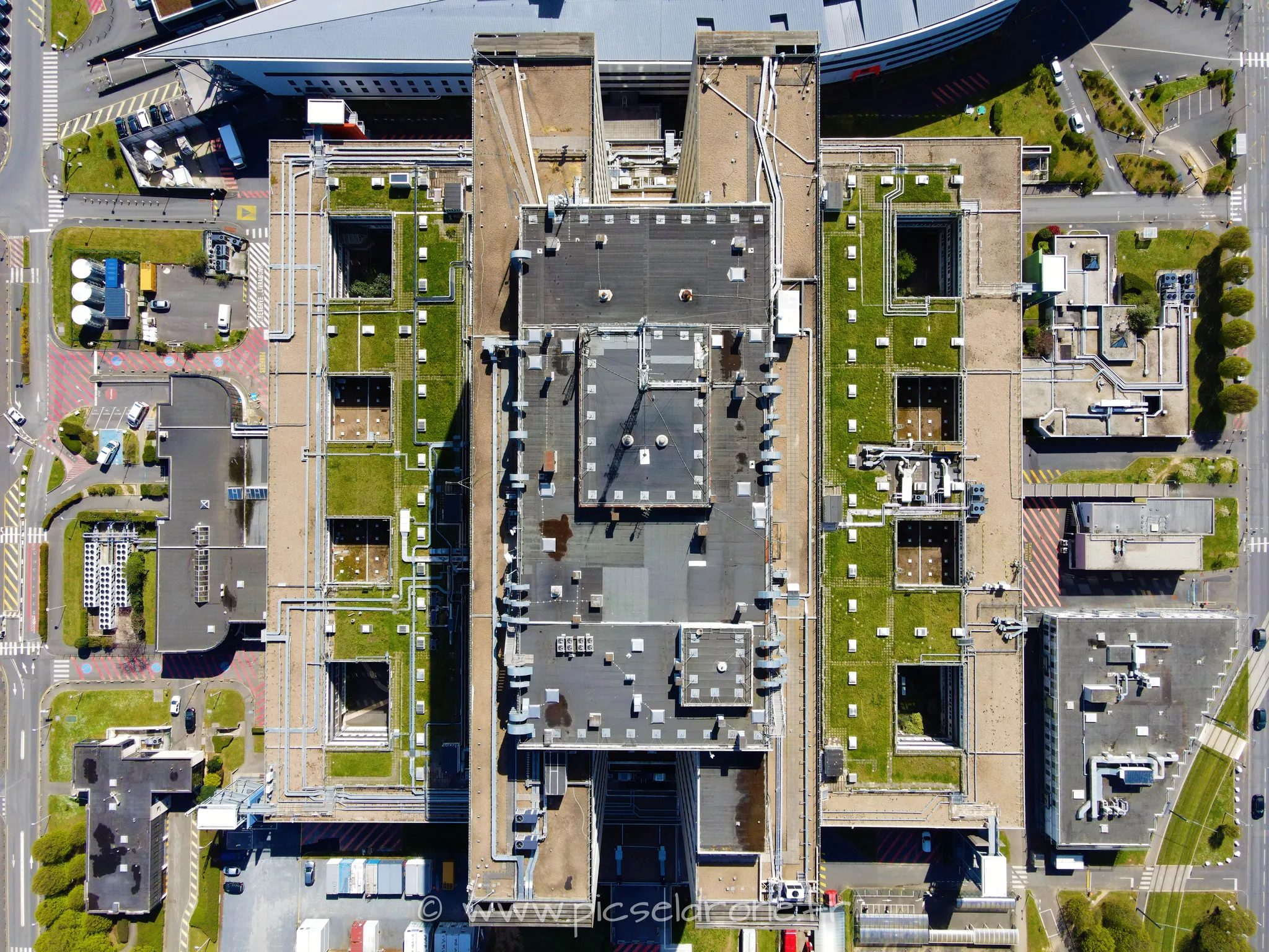 Prise de vue aérienne, photo aérienne du CHU de CAEN, PFEH, télépilote drone, pilote drone, PICSEL DRONE, CAEN LA MER