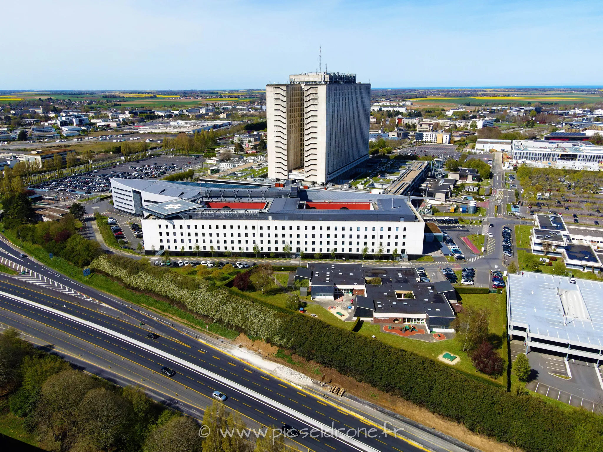 Prise de vue aérienne, photo aérienne du CHU de CAEN, PFEH, télépilote drone, pilote drone, PICSEL DRONE, CAEN LA MER
