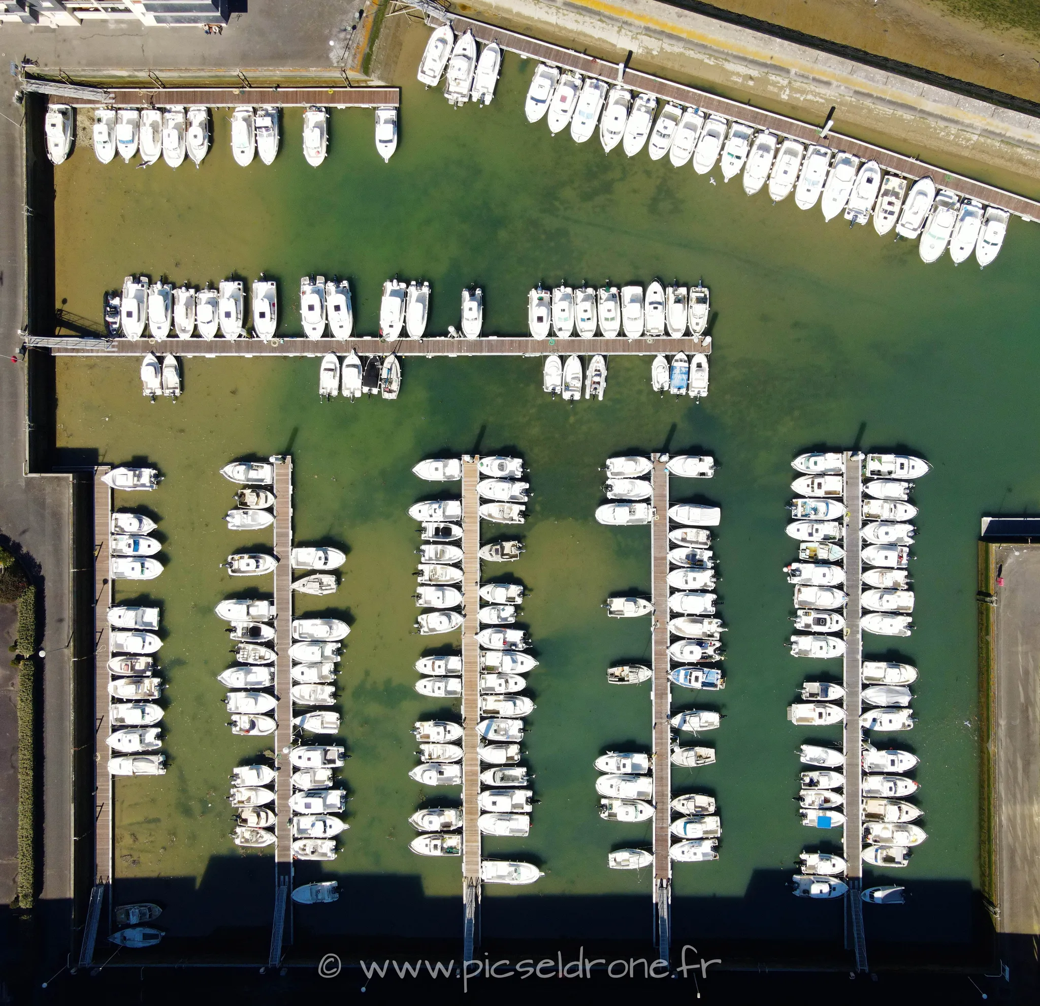 Prise de vue aérienne, photo aérienne de port de COURSEULLES SUR MER, télépilote drone, pilote drone, PICSEL DRONE, CAEN