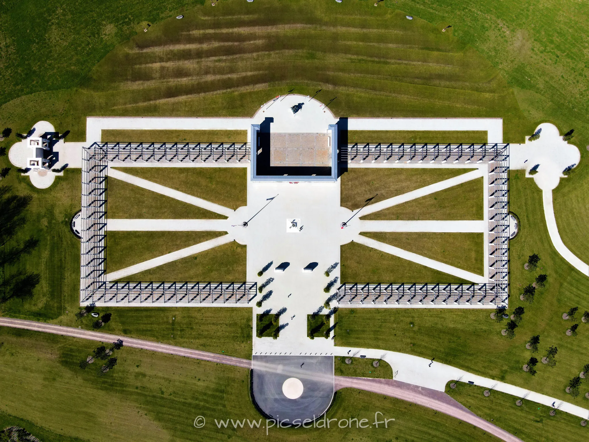 Prise de vue aérienne, photo aérienne du mémorial britannique de VER SUR MER, télépilote drone, pilote drone, PICSEL DRONE, CAEN