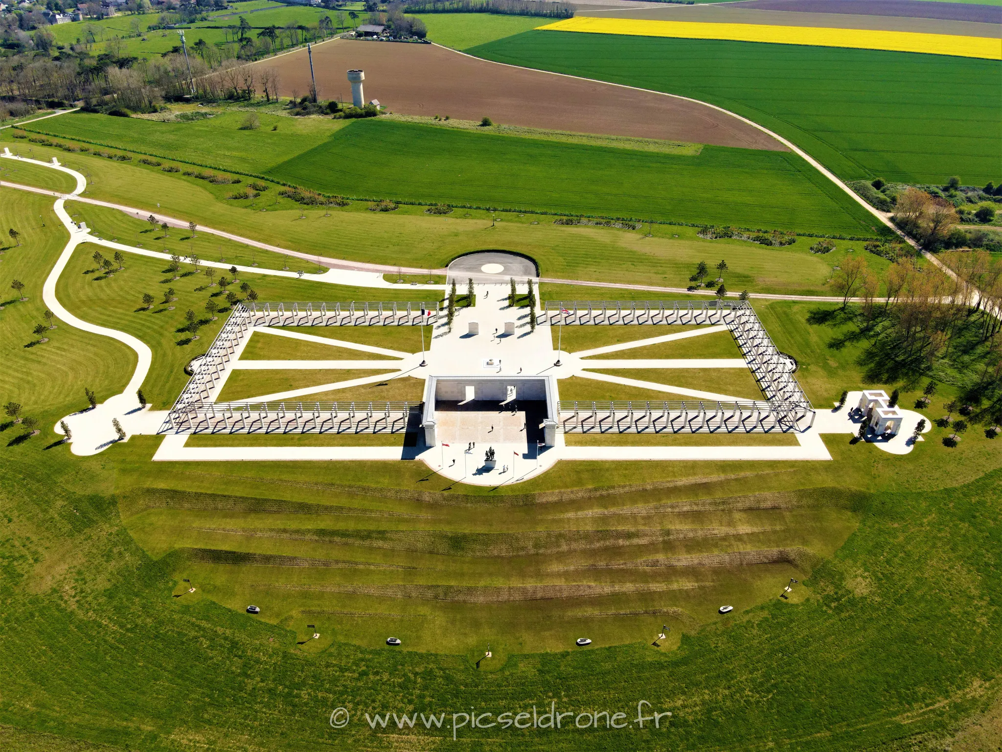 Prise de vue aérienne, photo aérienne du mémorial britannique de VER SUR MER, télépilote drone, pilote drone, PICSEL DRONE, CAEN
