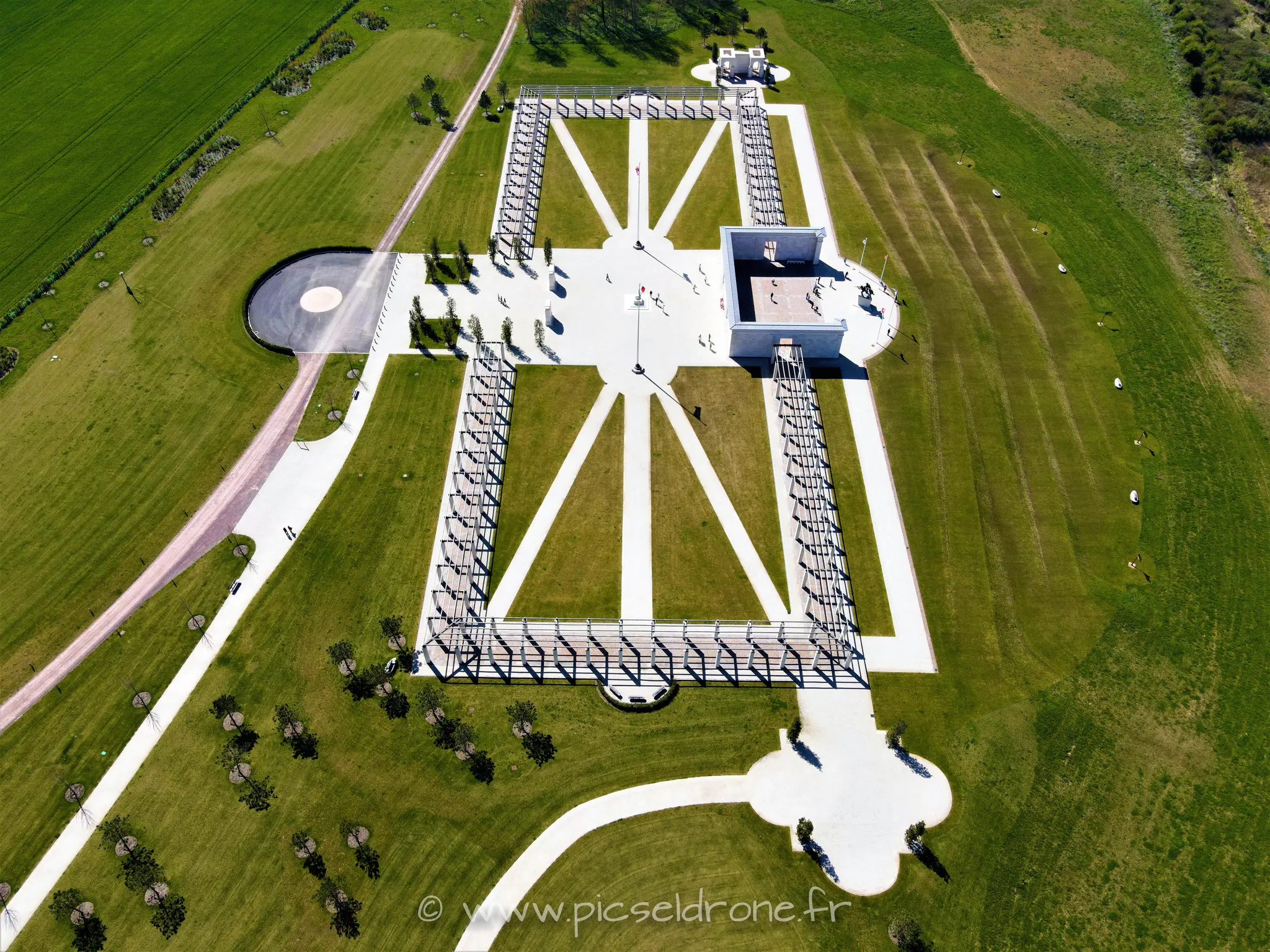 Prise de vue aérienne, photo aérienne du mémorial britannique de VER SUR MER, télépilote drone, pilote drone, PICSEL DRONE, CAEN