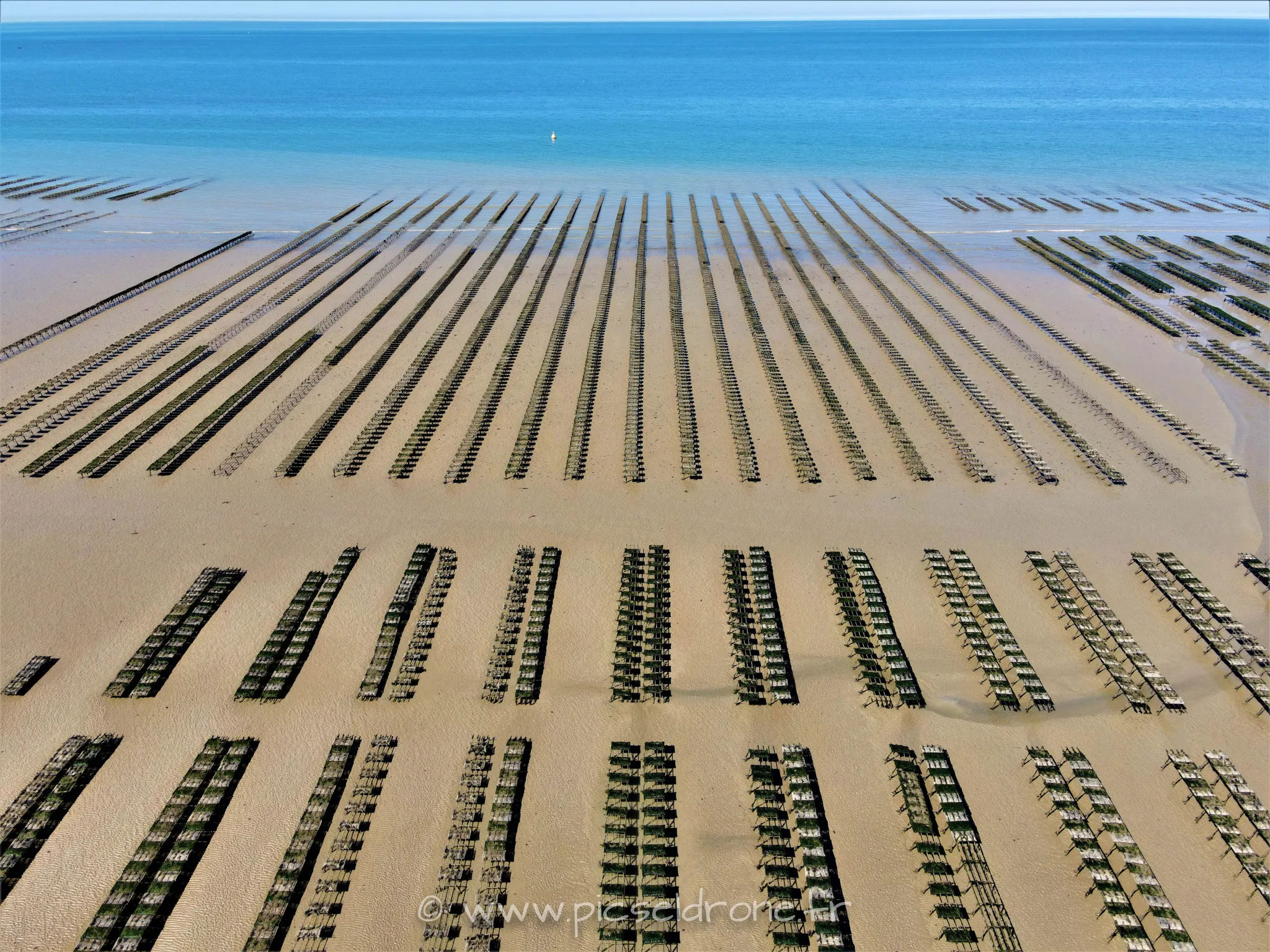 Prise de vue aérienne, photo aérienne de parc à huîtres, ASNELLES, télépilote drone, pilote drone, PICSEL DRONE, CAEN