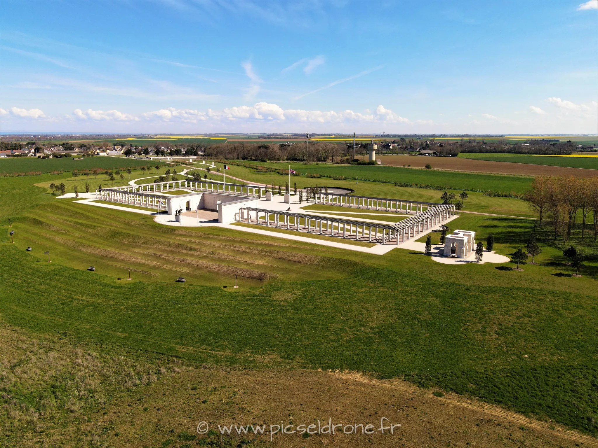 Prise de vue aérienne, photo aérienne du mémorial britannique de VER SUR MER, télépilote drone, pilote drone, PICSEL DRONE, CAEN