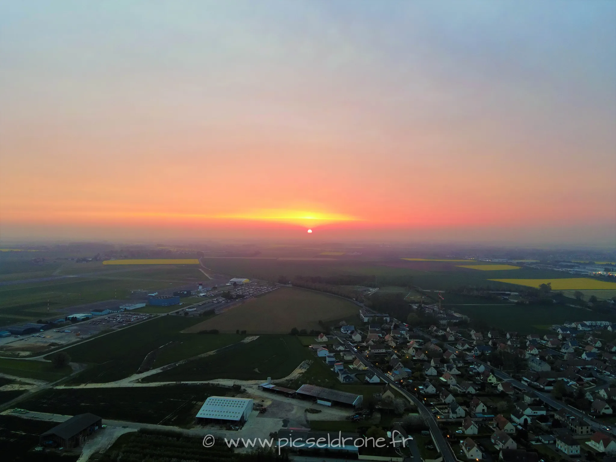Prise de vue aérienne, photo aérienne, coucher de soleil, Carpiquet, télépilote drone, pilote drone, PICSEL DRONE, CAEN