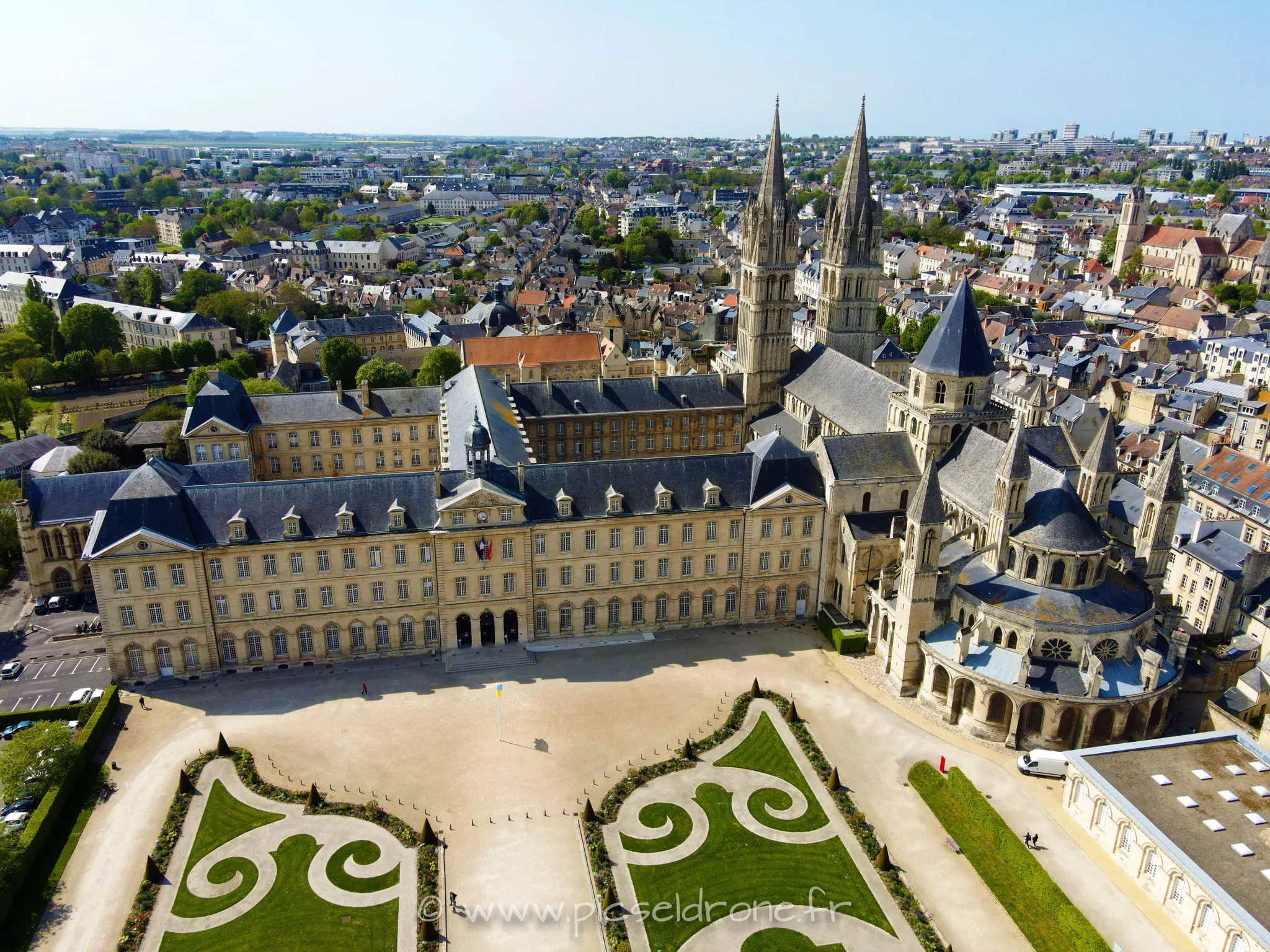 Prise de vue aérienne, photo aérienne de la Mairie de Caen, Église Saint-Étienne, Abbaye aux Hommes, télépilote drone, pilote drone, PICSEL DRONE, CAEN