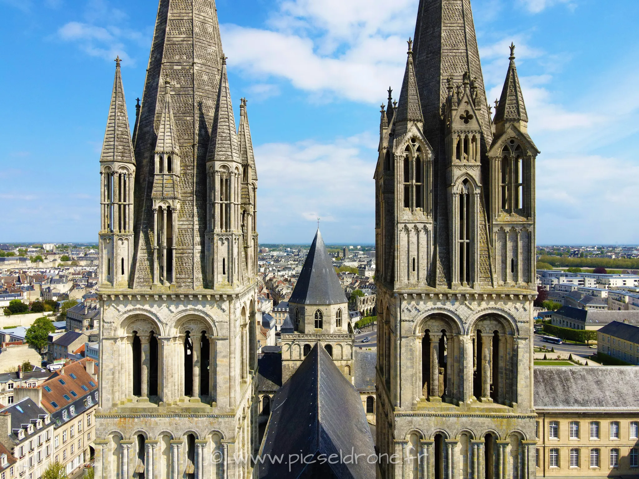 Prise de vue aérienne, photo aérienne de la Mairie de Caen, Église Saint-Étienne, Abbaye aux Hommes, télépilote drone, pilote drone, PICSEL DRONE, CAEN