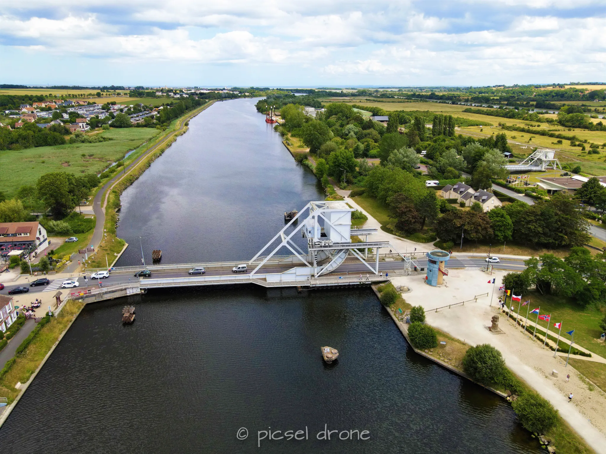 Prise de vue aérienne, photo aérienne du pont de Bénouville, PEGASUS BRIDGE, télépilote drone, pilote drone, PICSEL DRONE, CAEN