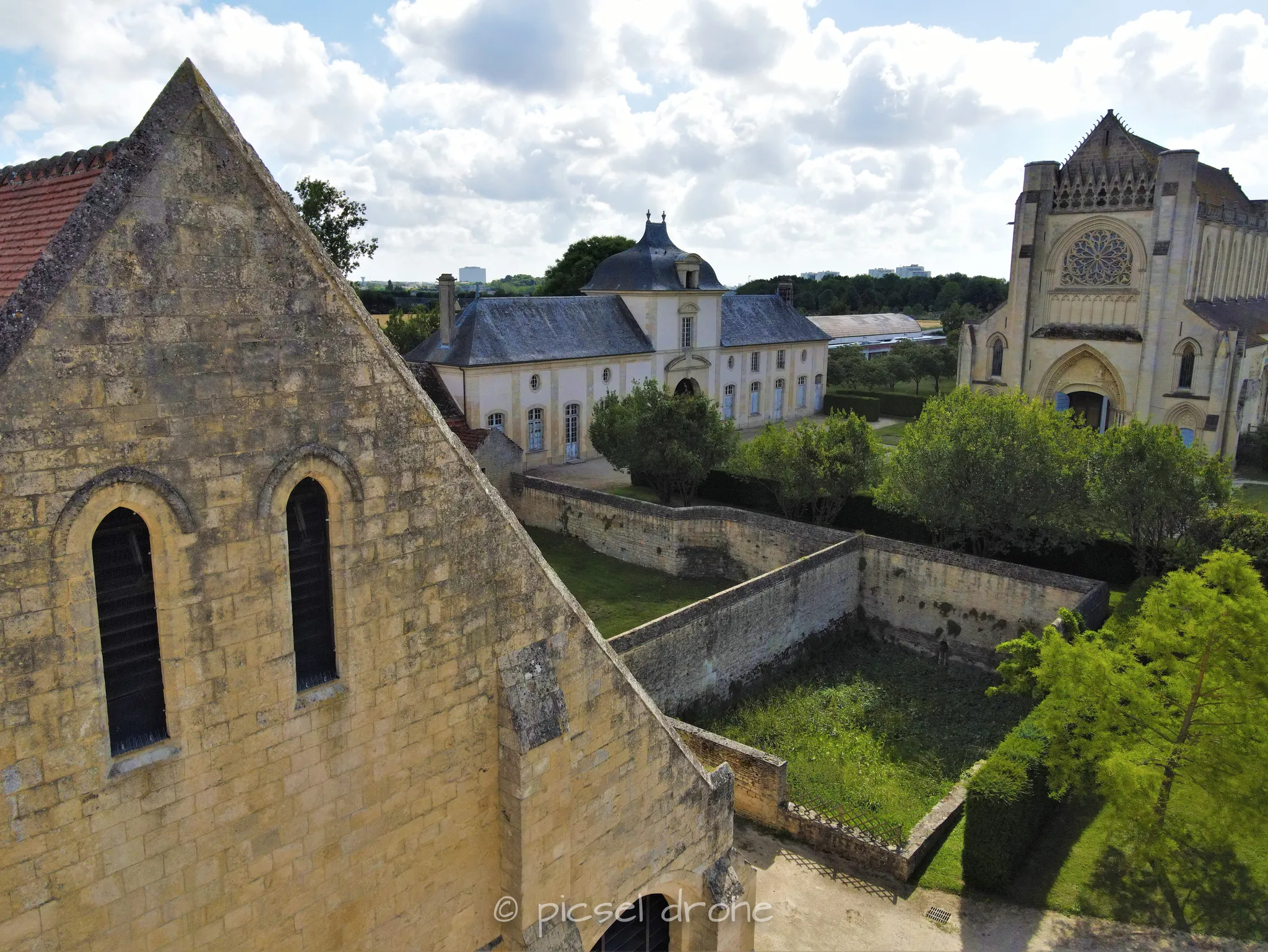 Prise de vue aérienne, photo aérienne de l'Abbaye d'Ardenne, IMEC, Saint-Germain-la-Blanche-Herbe télépilote drone, pilote drone, PICSEL DRONE, CAEN