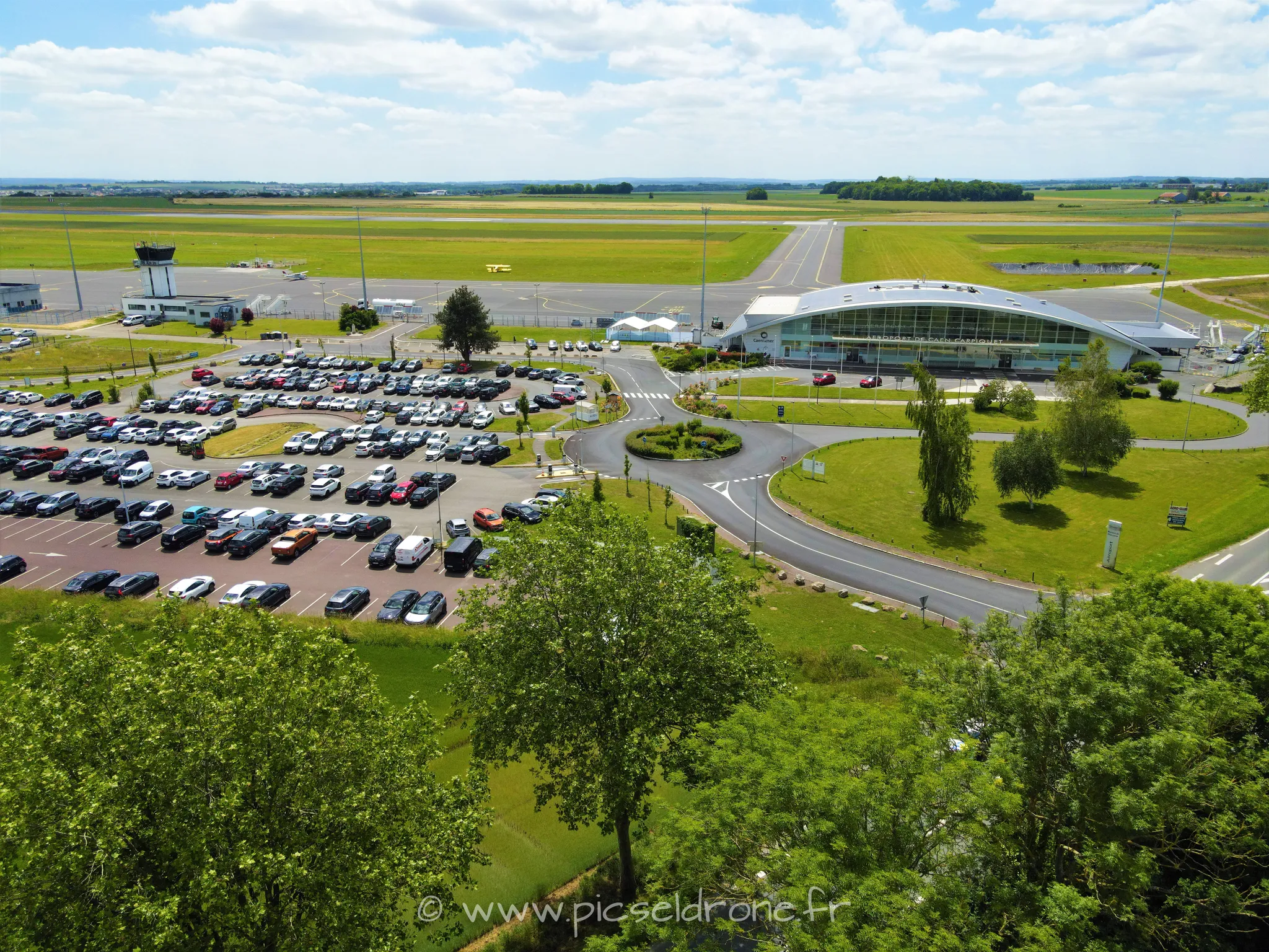 Prise de vue aérienne, photo aérienne, du terminal de l'aéroport de Carpiquet, CCI Caen Normandie , télépilote drone, pilote drone, PICSEL DRONE, CAEN