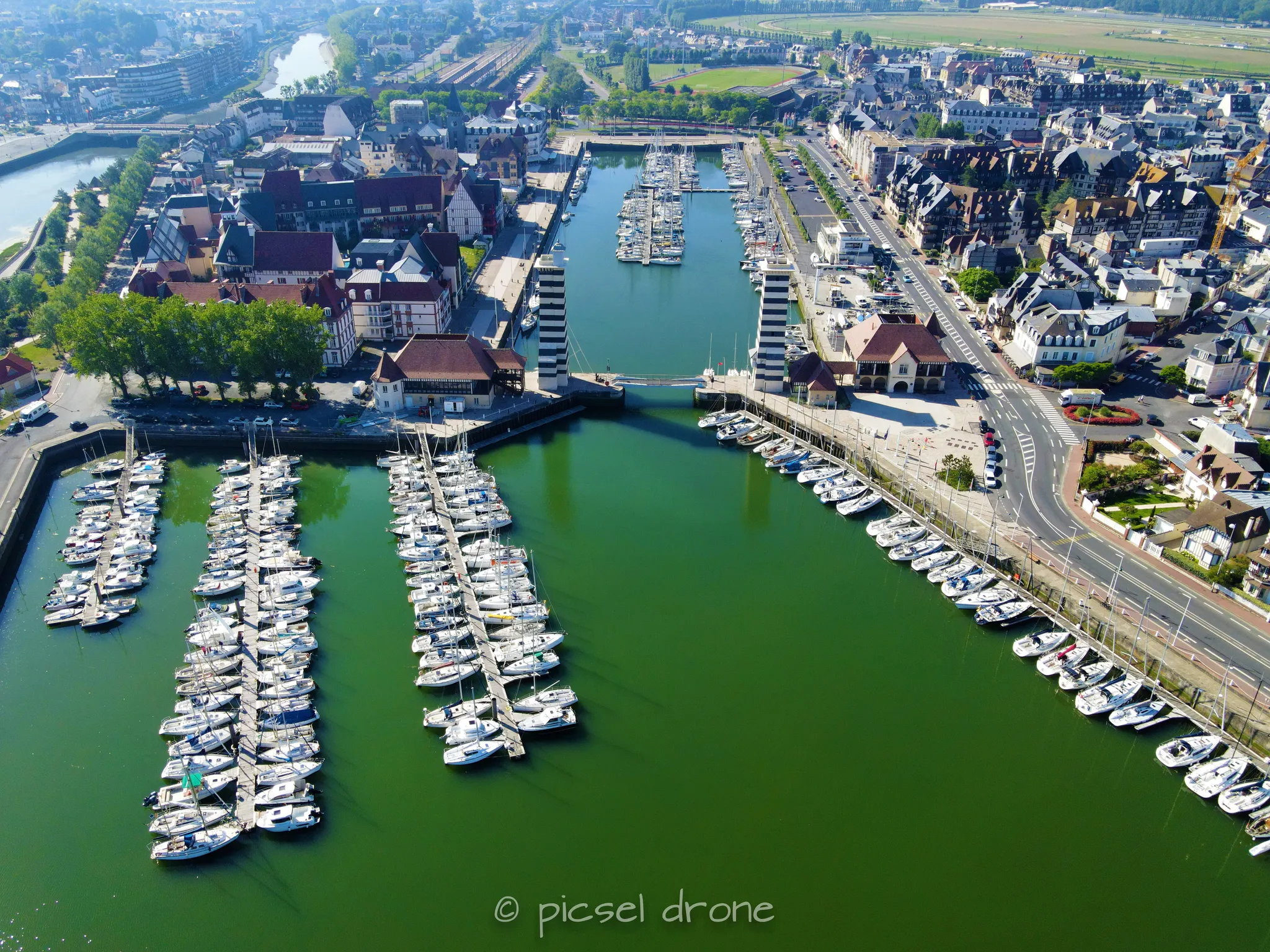 Prise de vue aérienne, photo aérienne du port de Deauville, Deauville Yacht Club, DYC, télépilote drone, pilote drone, PICSEL DRONE, CAEN