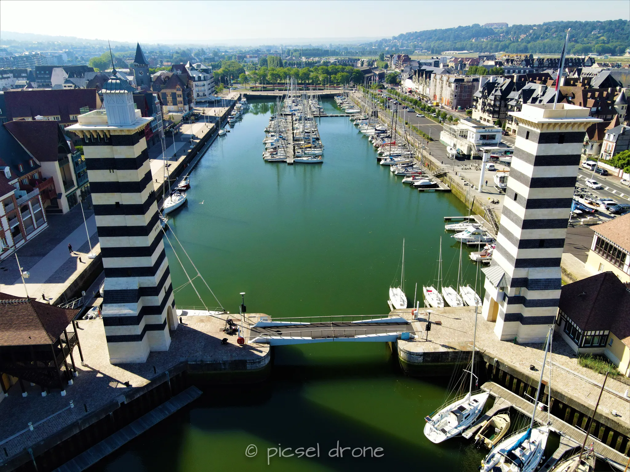 Prise de vue aérienne, photo aérienne du port de Deauville, Deauville Yacht Club, DYC, télépilote drone, pilote drone, PICSEL DRONE, CAEN