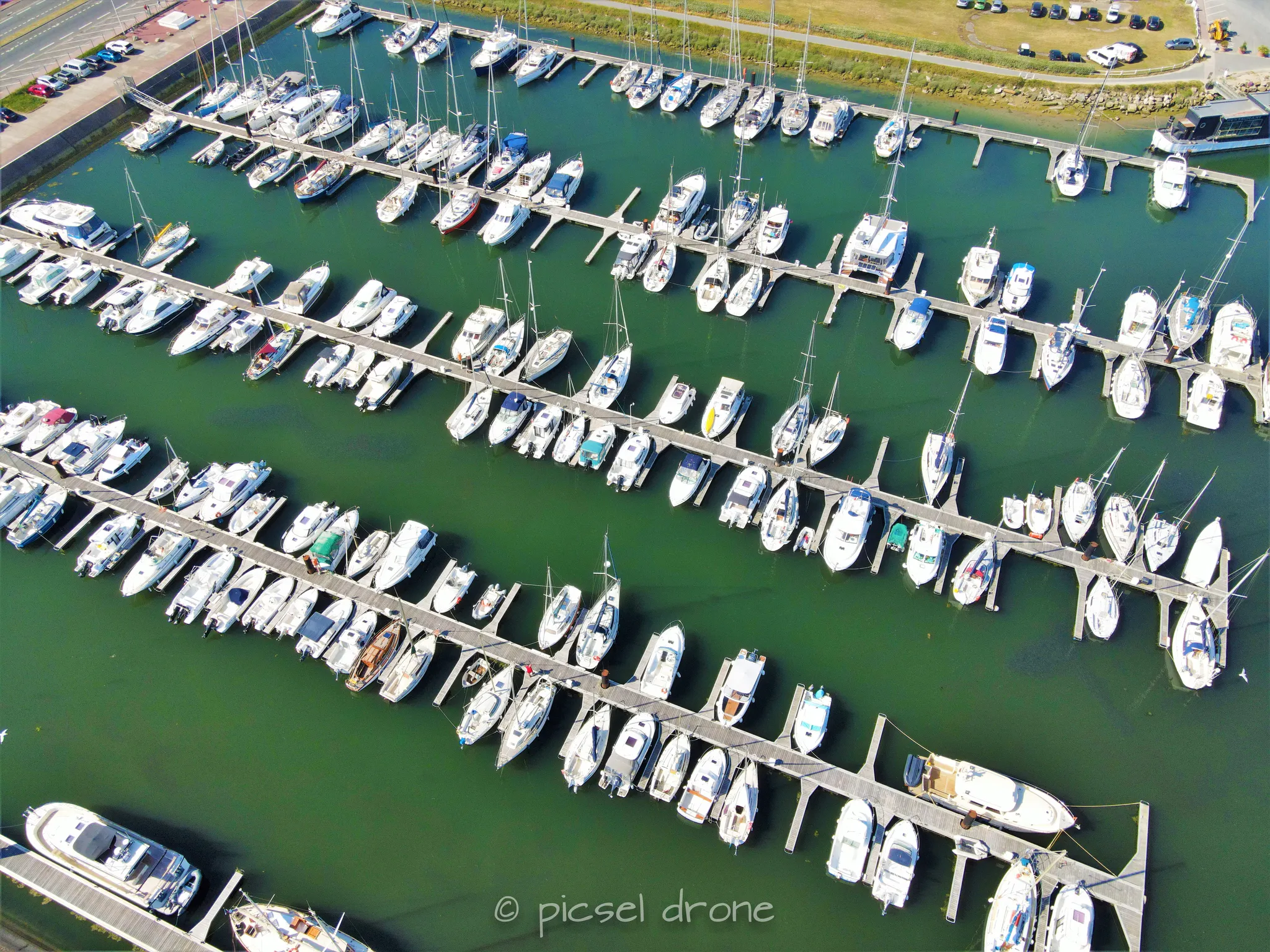 Prise de vue aérienne, photo aérienne du port de Deauville, télépilote drone, pilote drone, PICSEL DRONE, CAEN