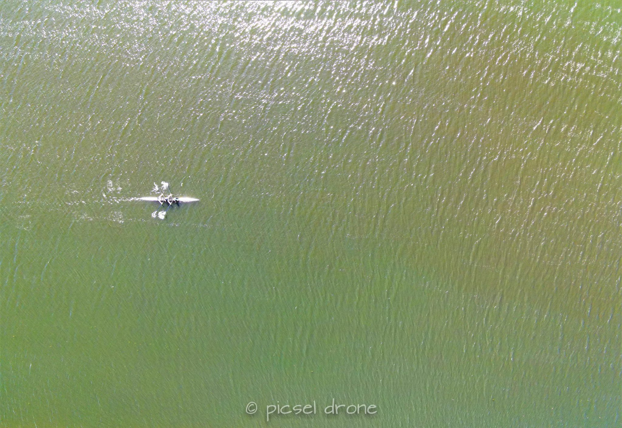 Prise de vue aérienne, photo aérienne d'un aviron sur le canal de Caen à Ouistreham, télépilote drone, pilote drone, PICSEL DRONE, CAEN