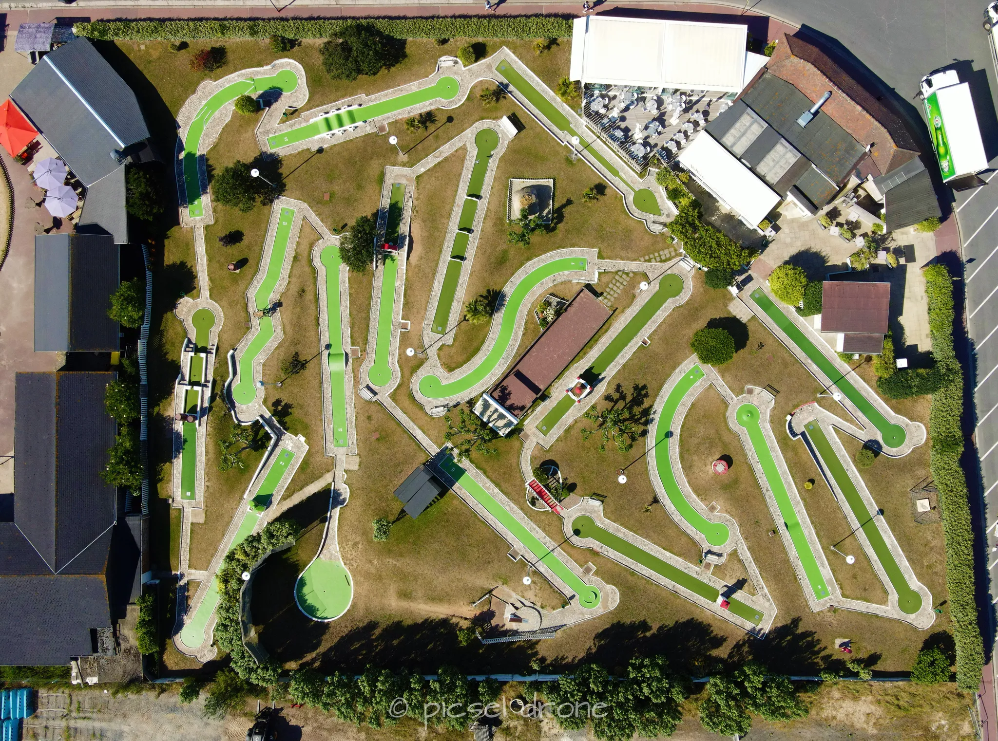 Prise de vue aérienne, photo aérienne du Mini-golf de Deauville, télépilote drone, pilote drone, PICSEL DRONE, CAEN