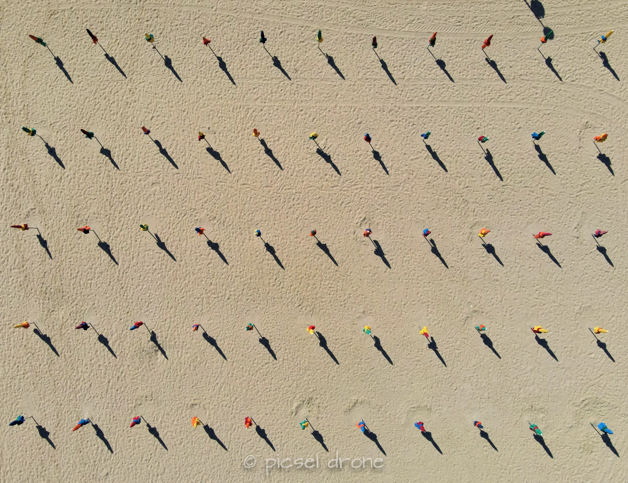 Prise de vue aérienne, photo aérienne des Planches de Deauville, Plage de Deauville, Parasols de Deauville, télépilote drone, pilote drone, PICSEL DRONE, CAEN