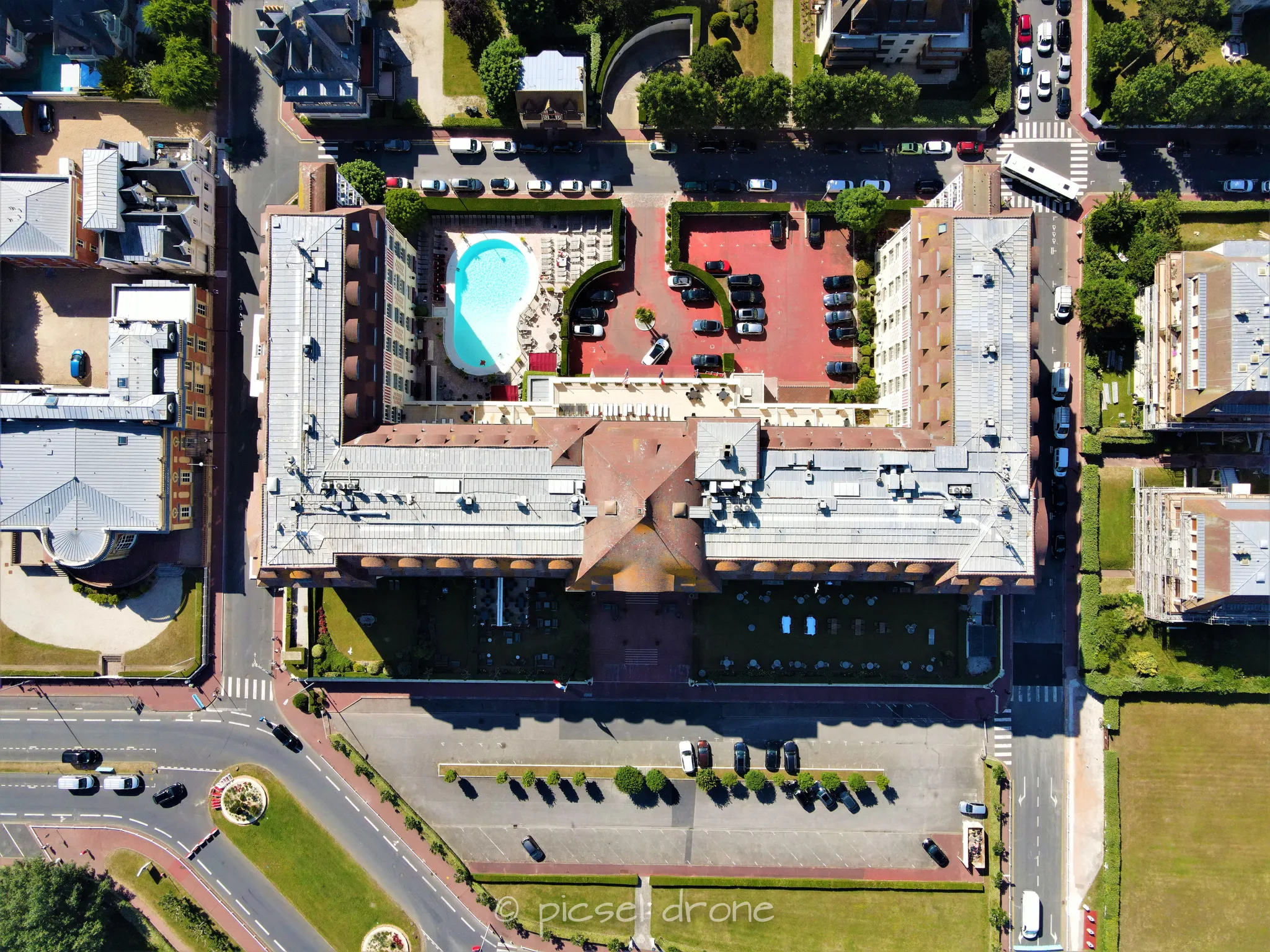 Prise de vue aérienne, photo aérienne de l'Hôtel Barrière Le Royal de Deauville, télépilote drone, pilote drone, PICSEL DRONE, CAEN