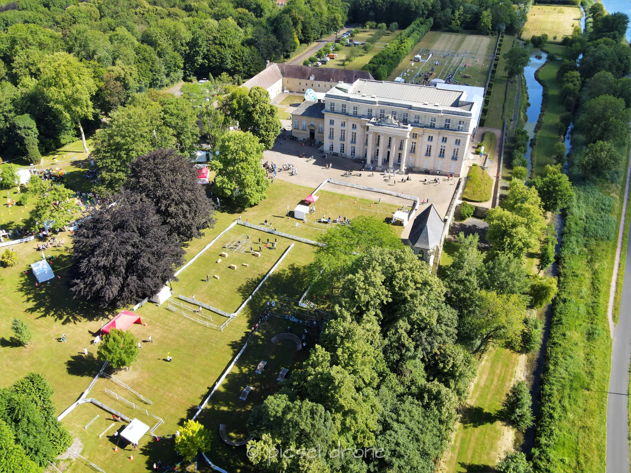 Prise de vue aérienne, photo aérienne le Château des Enfants au château de Bénouville, Département du Calvados, télépilote drone, pilote drone, PICSEL DRONE, CAEN