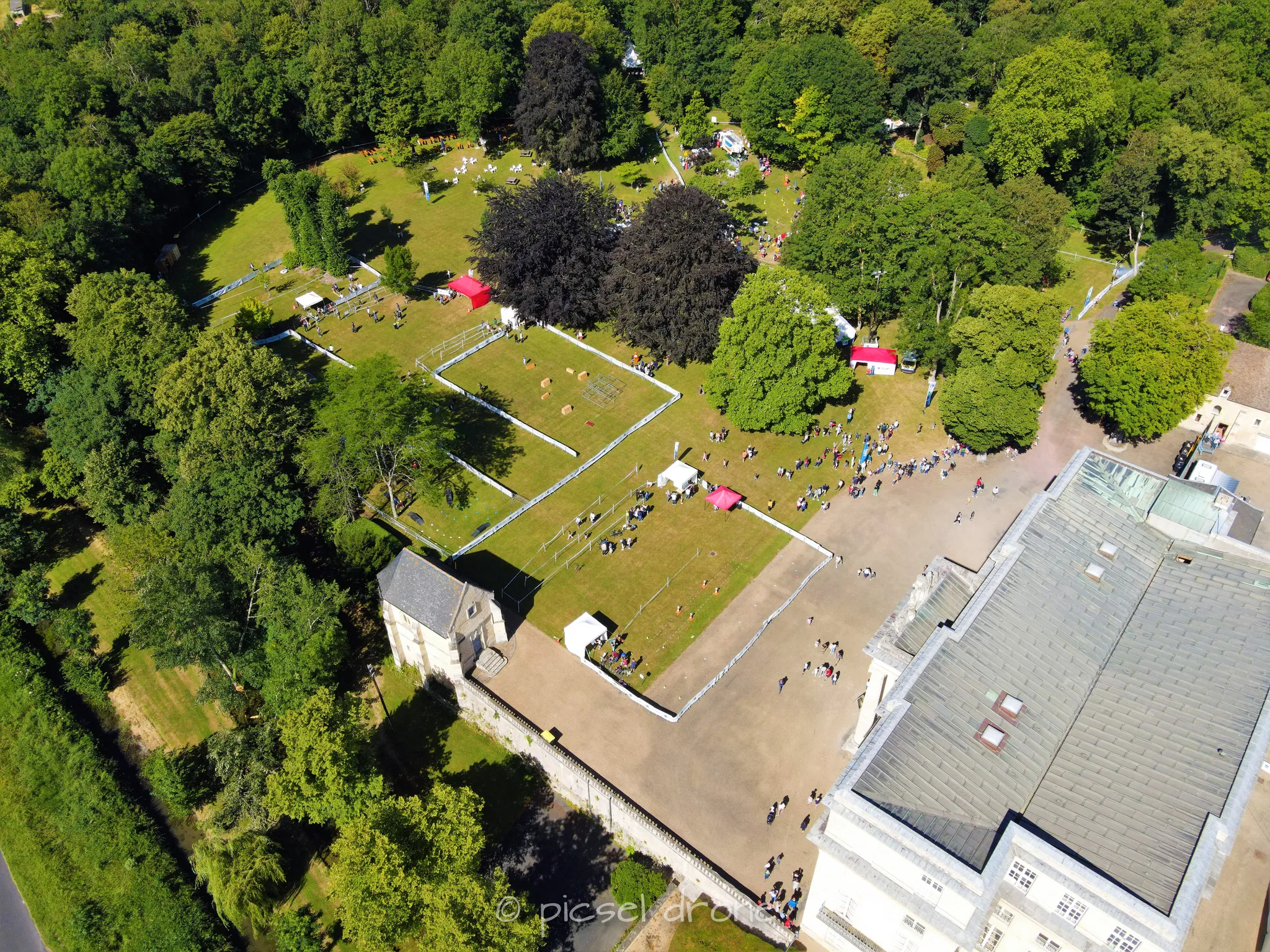 Prise de vue aérienne, photo aérienne le Château des Enfants au château de Bénouville, Département du Calvados, télépilote drone, pilote drone, PICSEL DRONE, CAEN