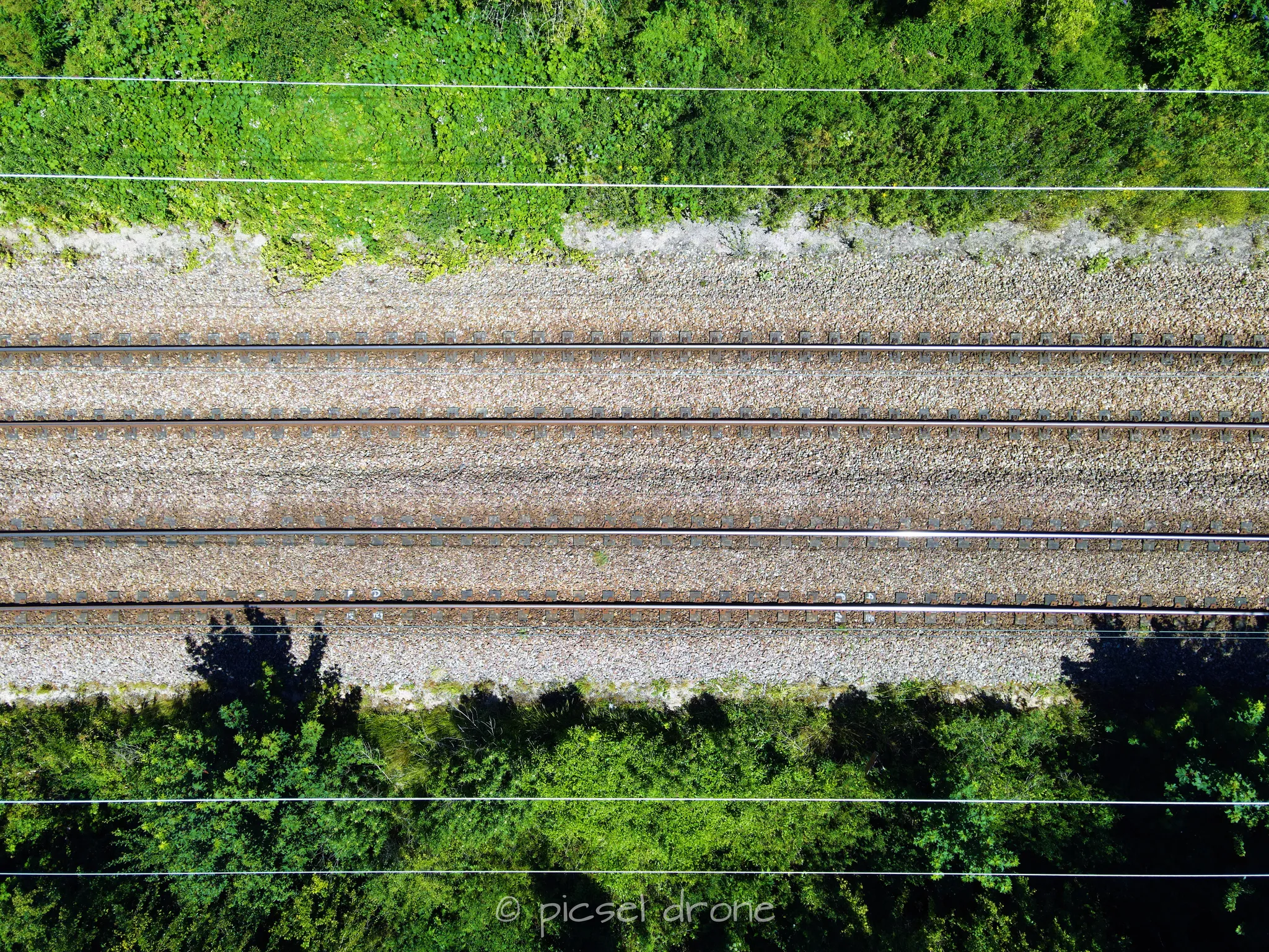 Prise de vue aérienne, photo aérienne de rails de chemin de fer, SNCF, télépilote drone, pilote drone, PICSEL DRONE, CAEN