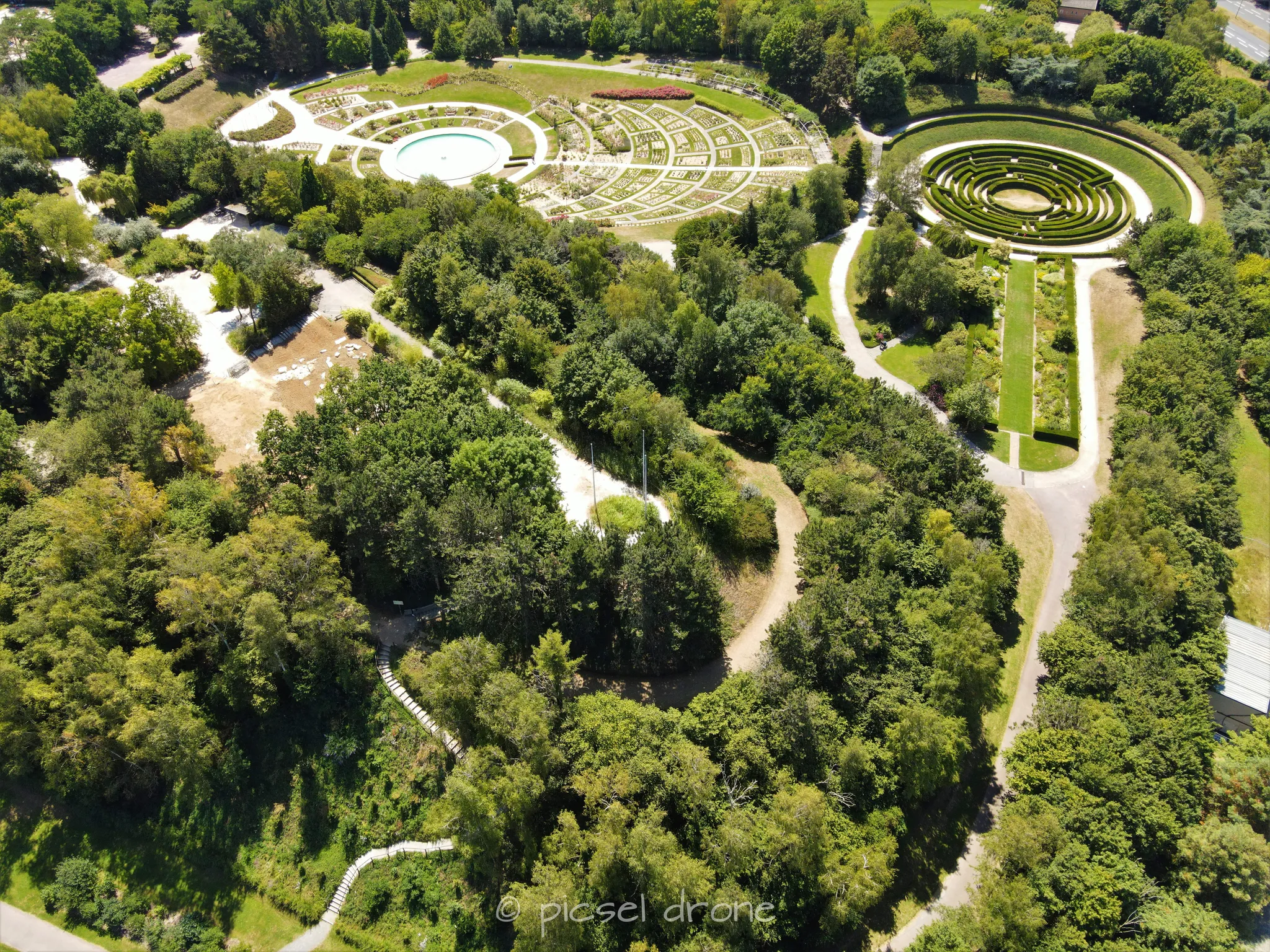 Prise de vues aérienne, photo aérienne de la Colline aux Oiseaux, labyrinthe, grande roseraie, télépilote drone, pilote drone, PICSEL DRONE, CAEN