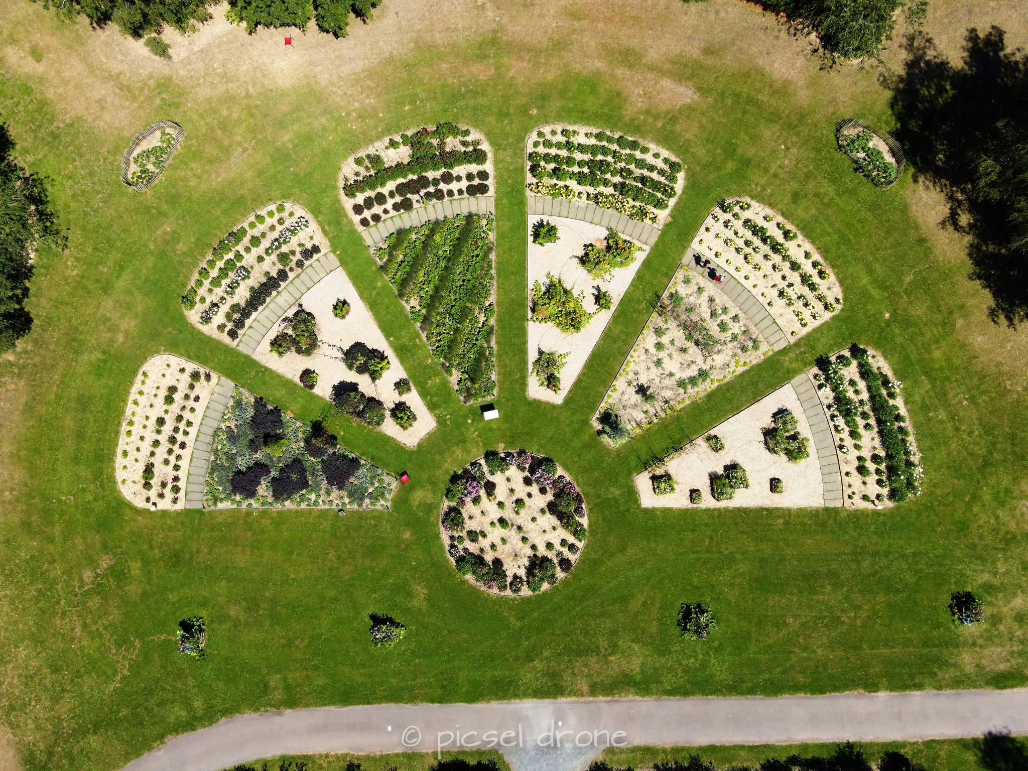 Prise de vues aérienne, photo aérienne de la Colline aux Oiseaux, parterre de fleurs, télépilote drone, pilote drone, PICSEL DRONE, CAEN