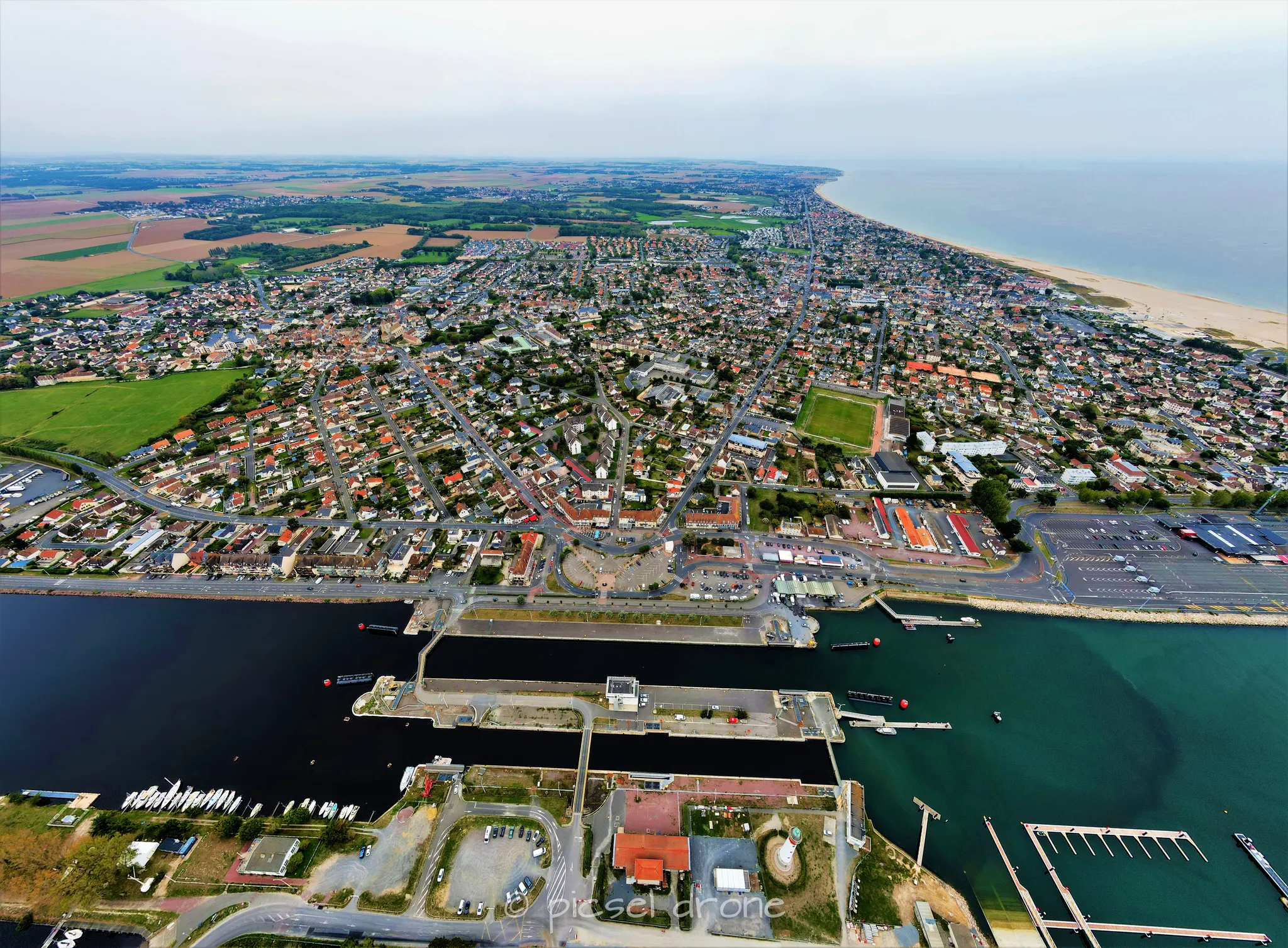 Prise de vue aérienne, photo aérienne, Port et ville de Ouistreham, pointe du siège, télépilote drone, pilote drone, PICSEL DRONE, CAEN LA MER