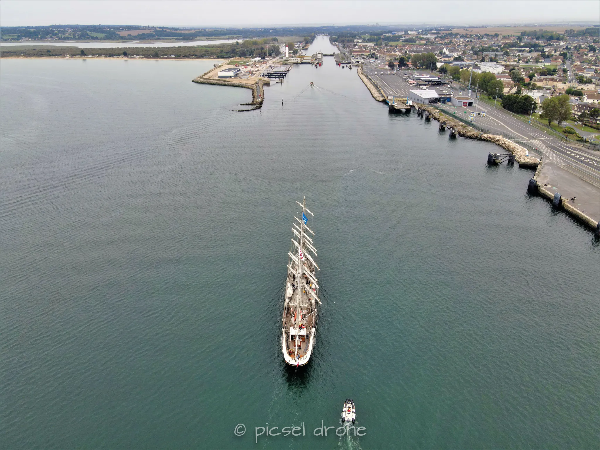Prise de vue aérienne, photo aérienne, Port et ville de Ouistreham, pointe du siège, voilier Le Belem, télépilote drone, pilote drone, PICSEL DRONE, CAEN LA MER