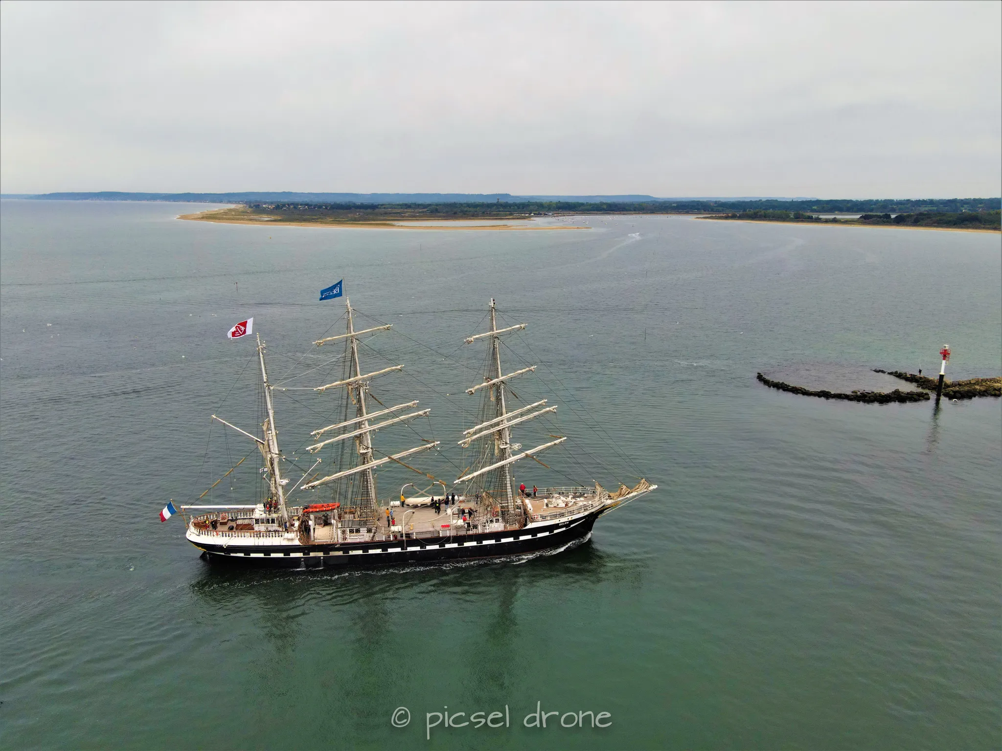 Prise de vue aérienne, photo aérienne, Port et ville de Ouistreham, pointe du siège, voilier Le Belem, télépilote drone, pilote drone, PICSEL DRONE, CAEN LA MER