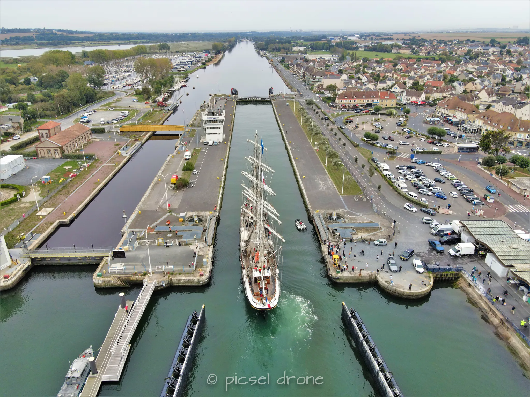 Prise de vue aérienne, photo aérienne, Port et ville de Ouistreham, pointe du siège, voilier Le Belem, télépilote drone, pilote drone, PICSEL DRONE, CAEN LA MER