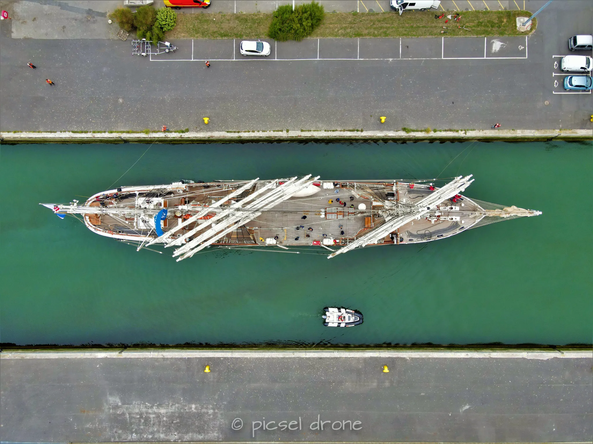Prise de vue aérienne, photo aérienne, Port et ville de Ouistreham, pointe du siège, voilier Le Belem, télépilote drone, pilote drone, PICSEL DRONE, CAEN LA MER